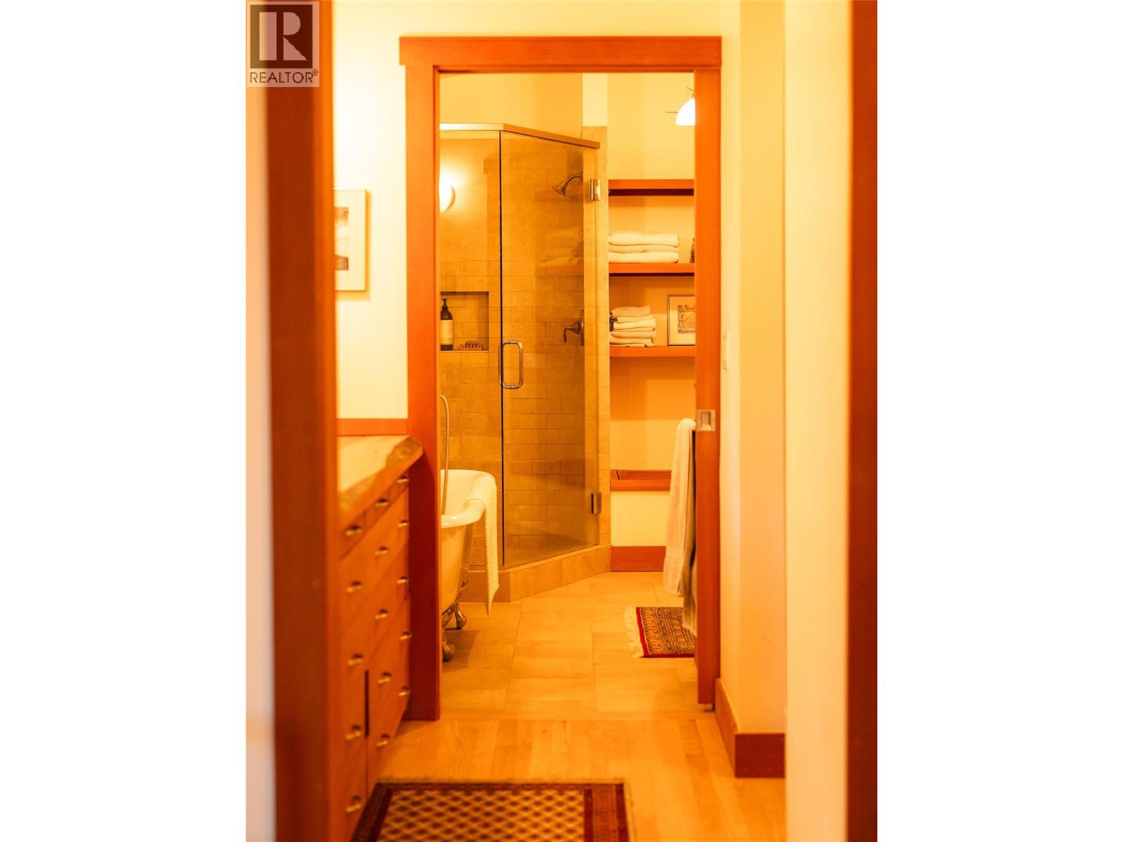 1921 Kootenay Street - 40