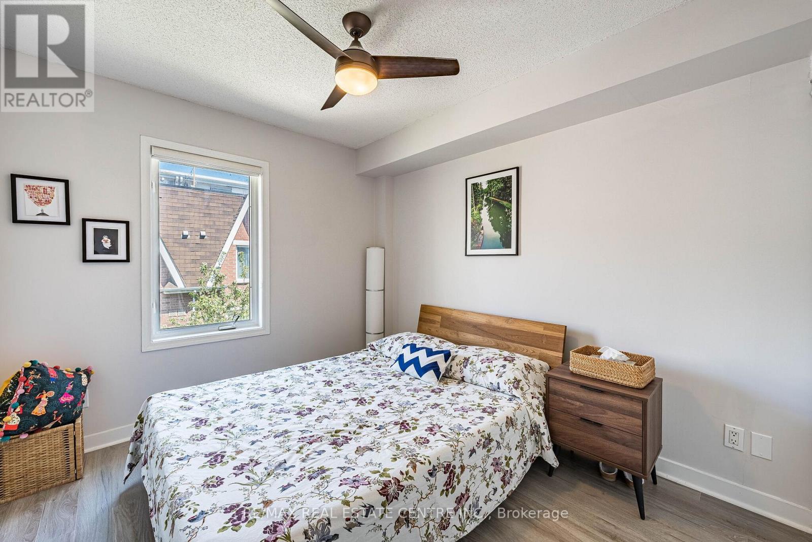 #920 16 LAIDLAW STREET - 25