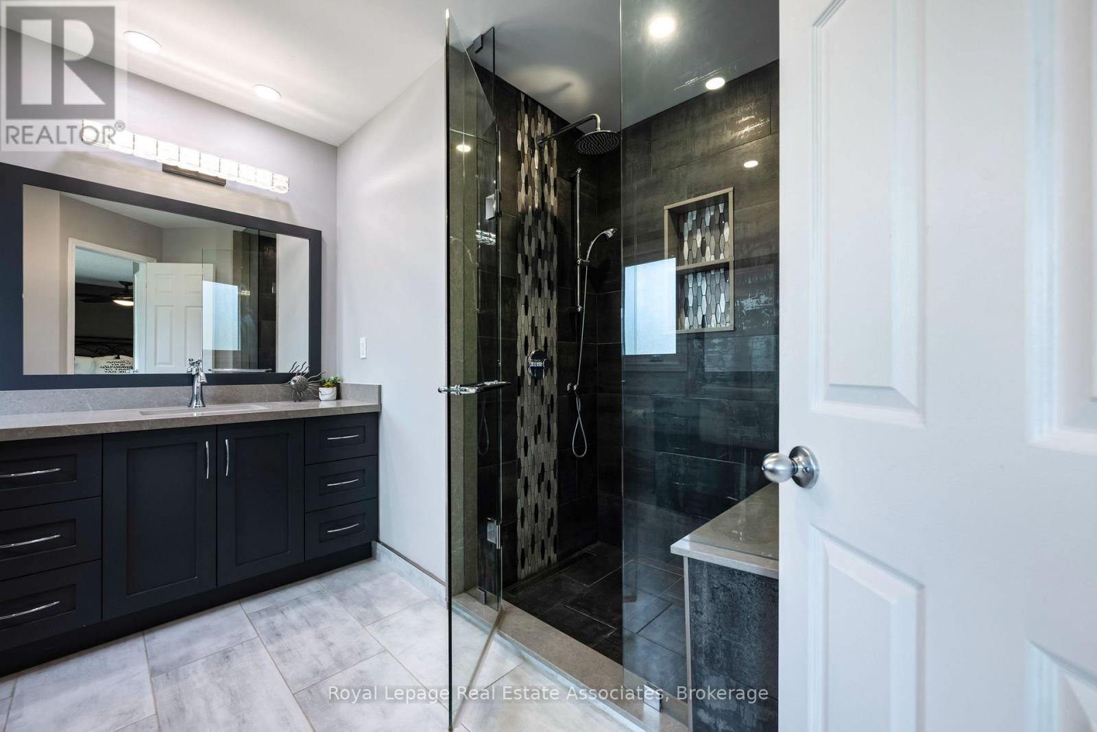 7 NIXON CRESCENT - 37
