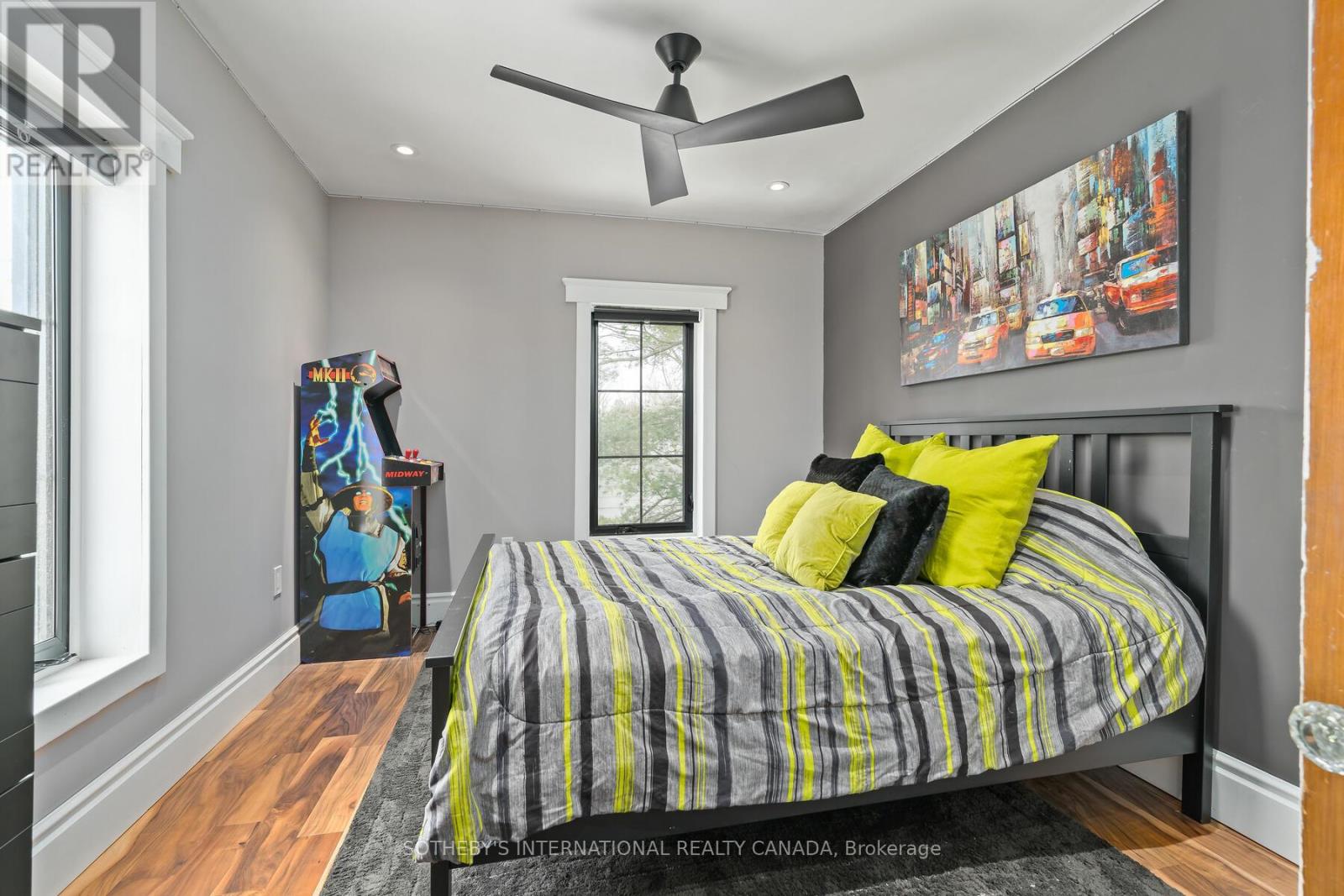 6 DUNDAS STREET W - 21