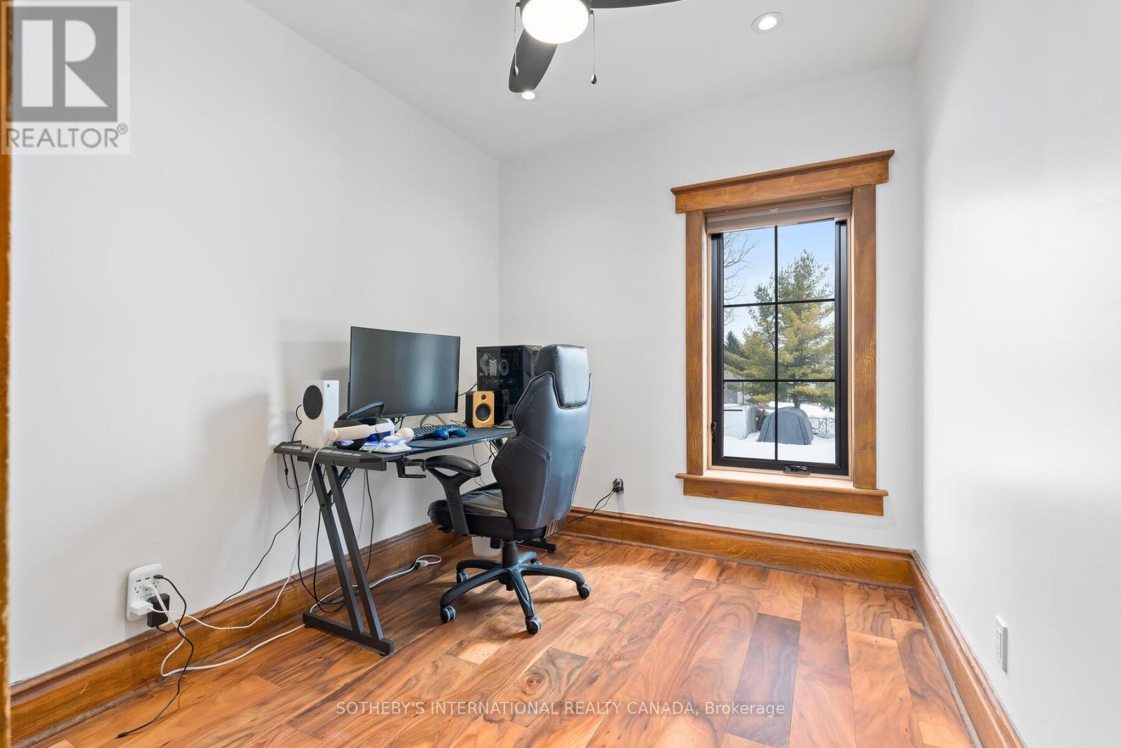 6 DUNDAS STREET W - 22