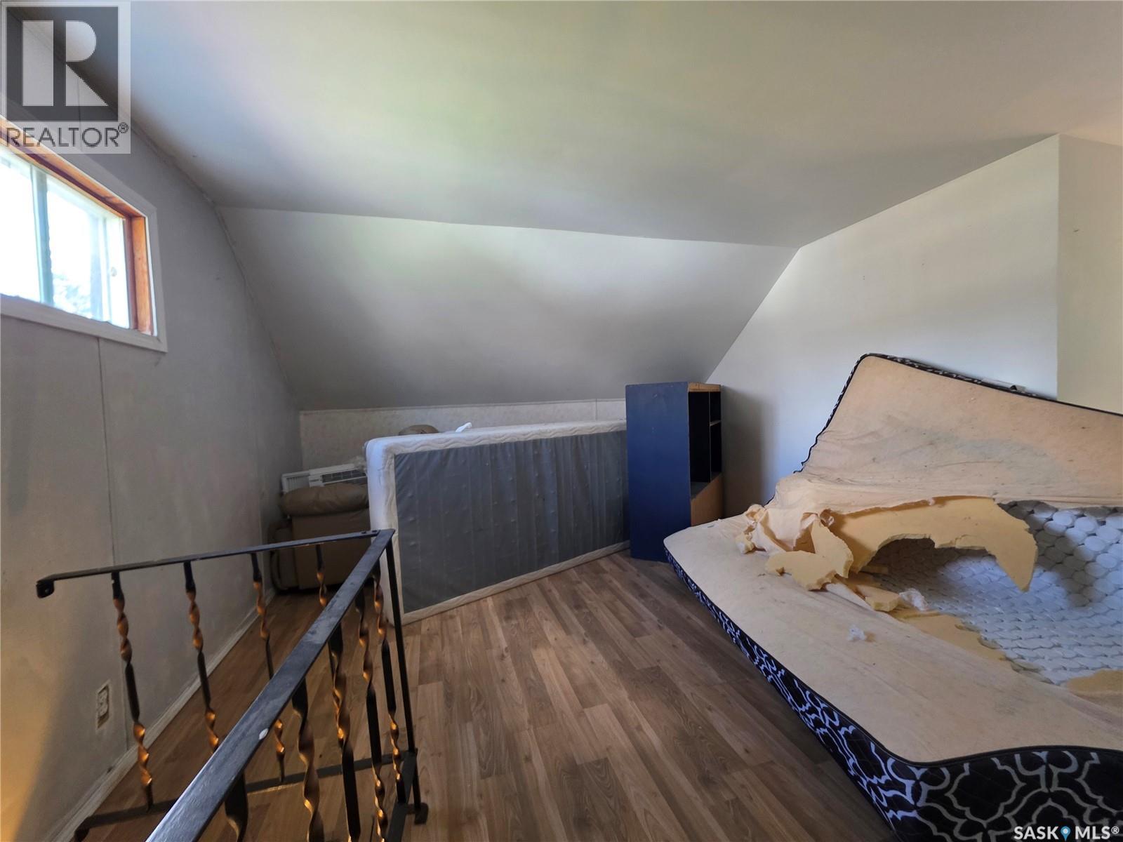6371 Queens AVENUE - 11