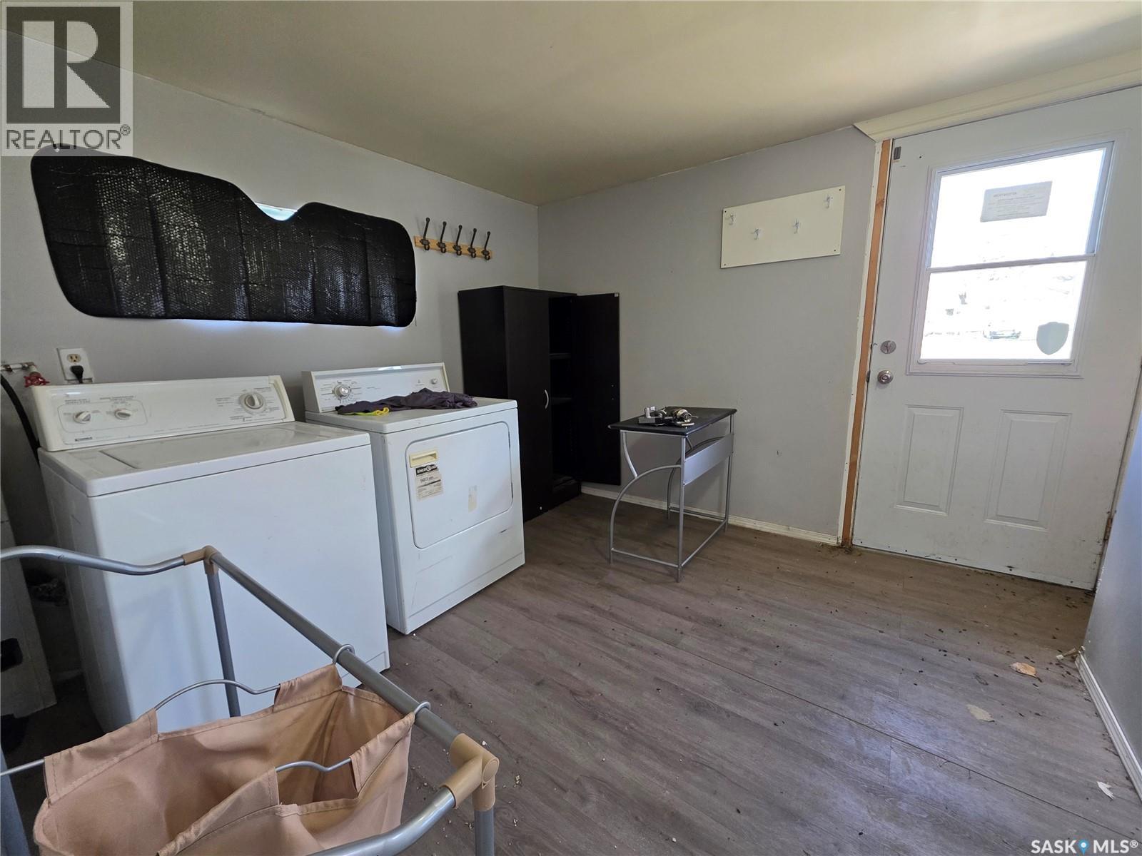 6371 Queens AVENUE - Image 2