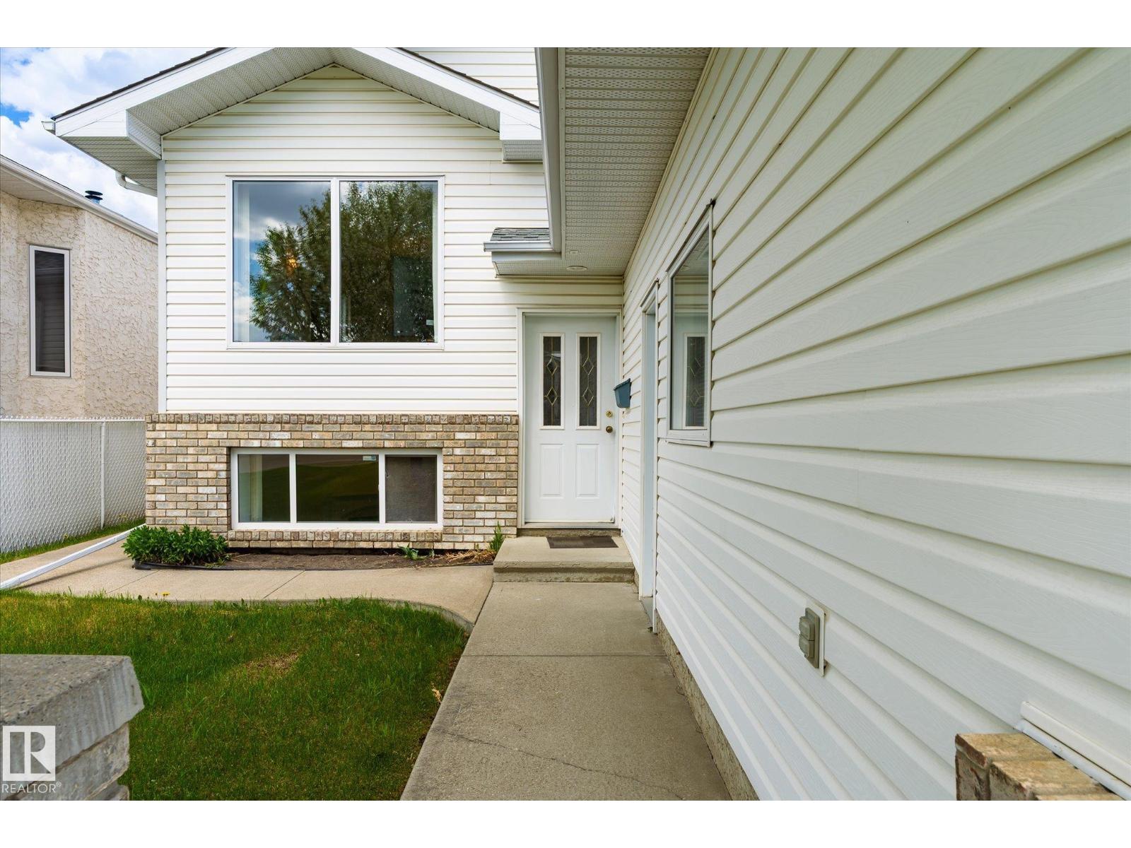 8604 157 AV NW - 5