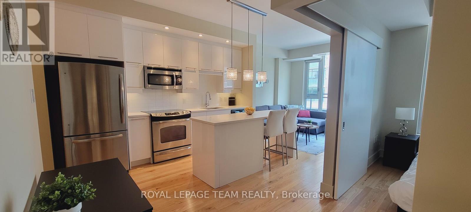 Bright, Modern & Fully Furnished