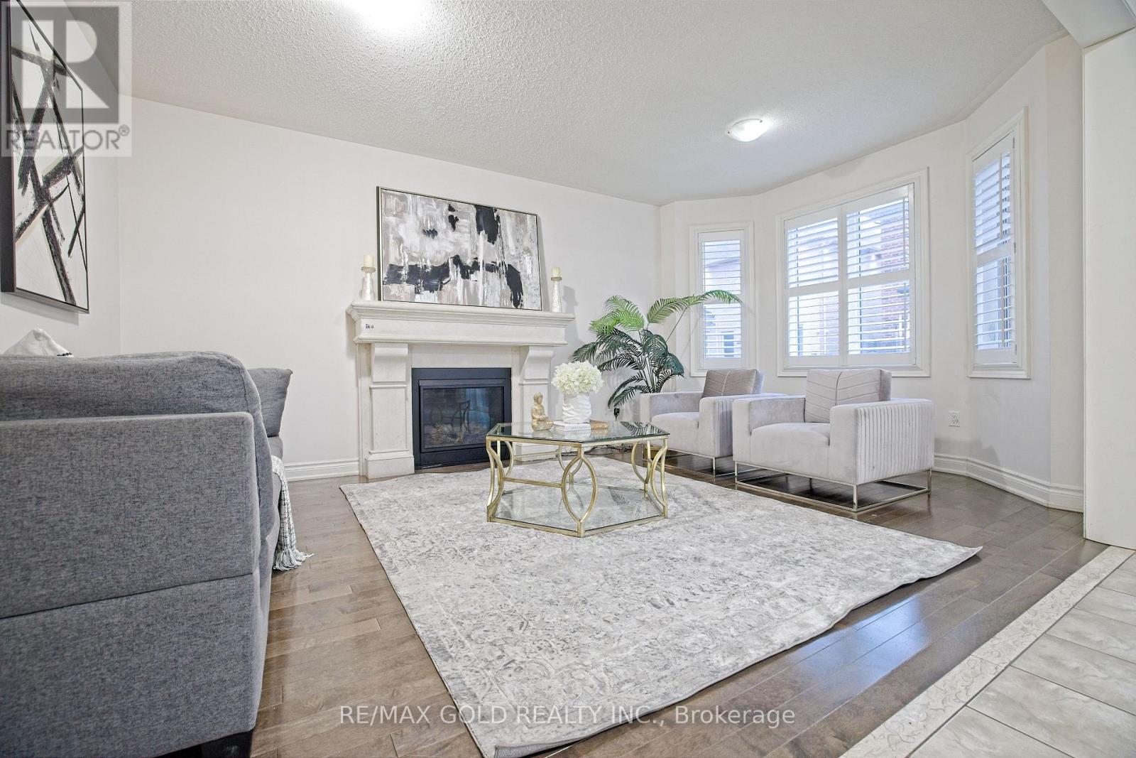 10 DOPP CRESCENT - 12