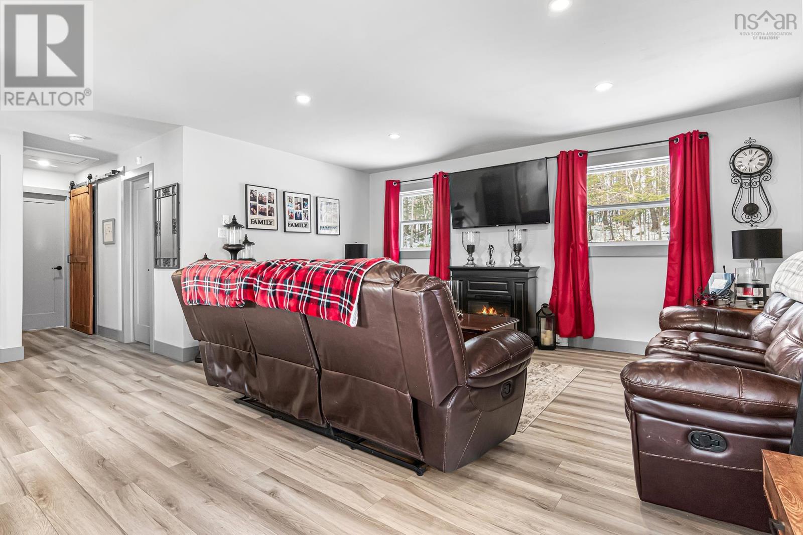 69 Pinetree Crescent - 8