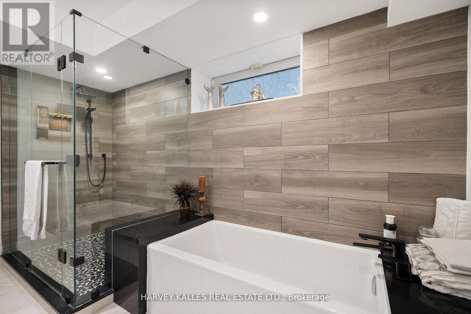 140 SANDRINGHAM DRIVE - 39