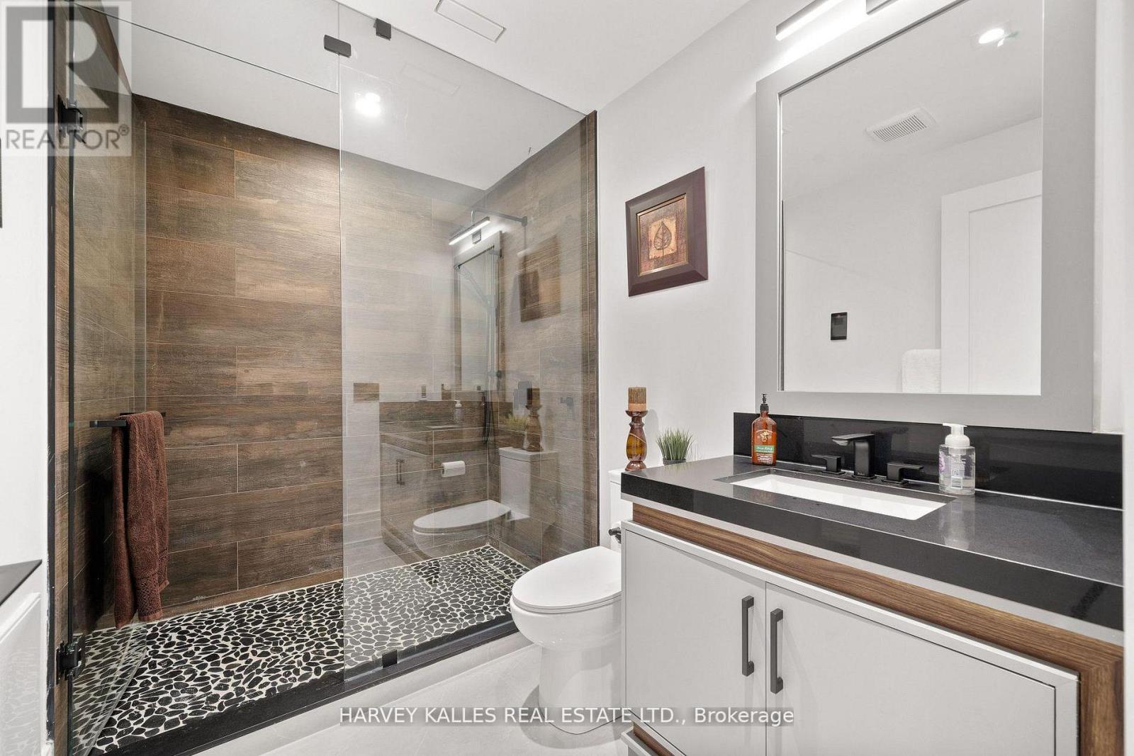 140 SANDRINGHAM DRIVE - 44