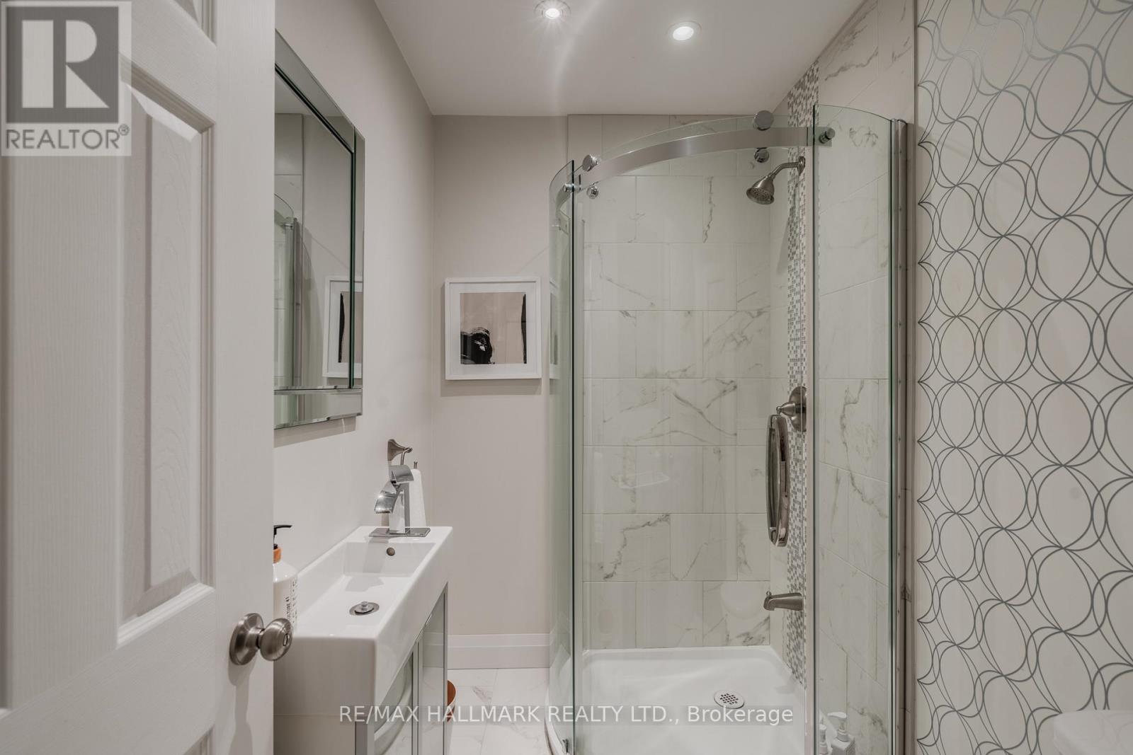 4 WAYLAND AVENUE - 23