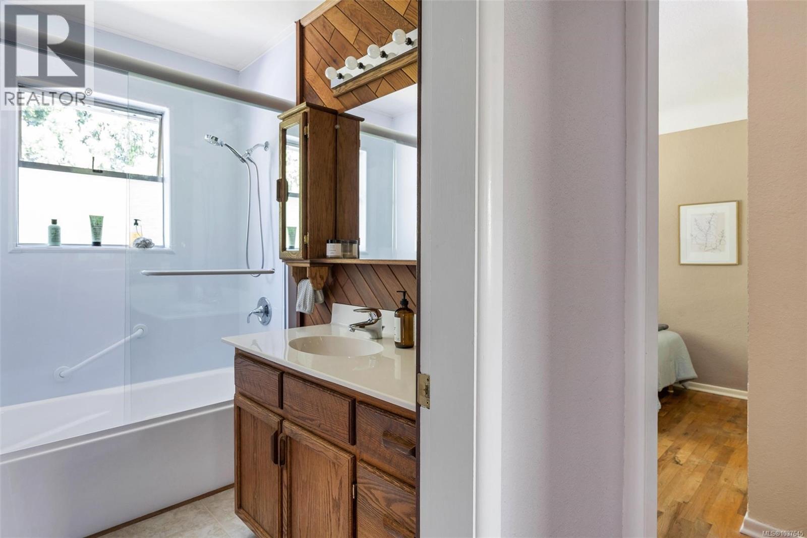  1318 Moorgreen Place, Saanich