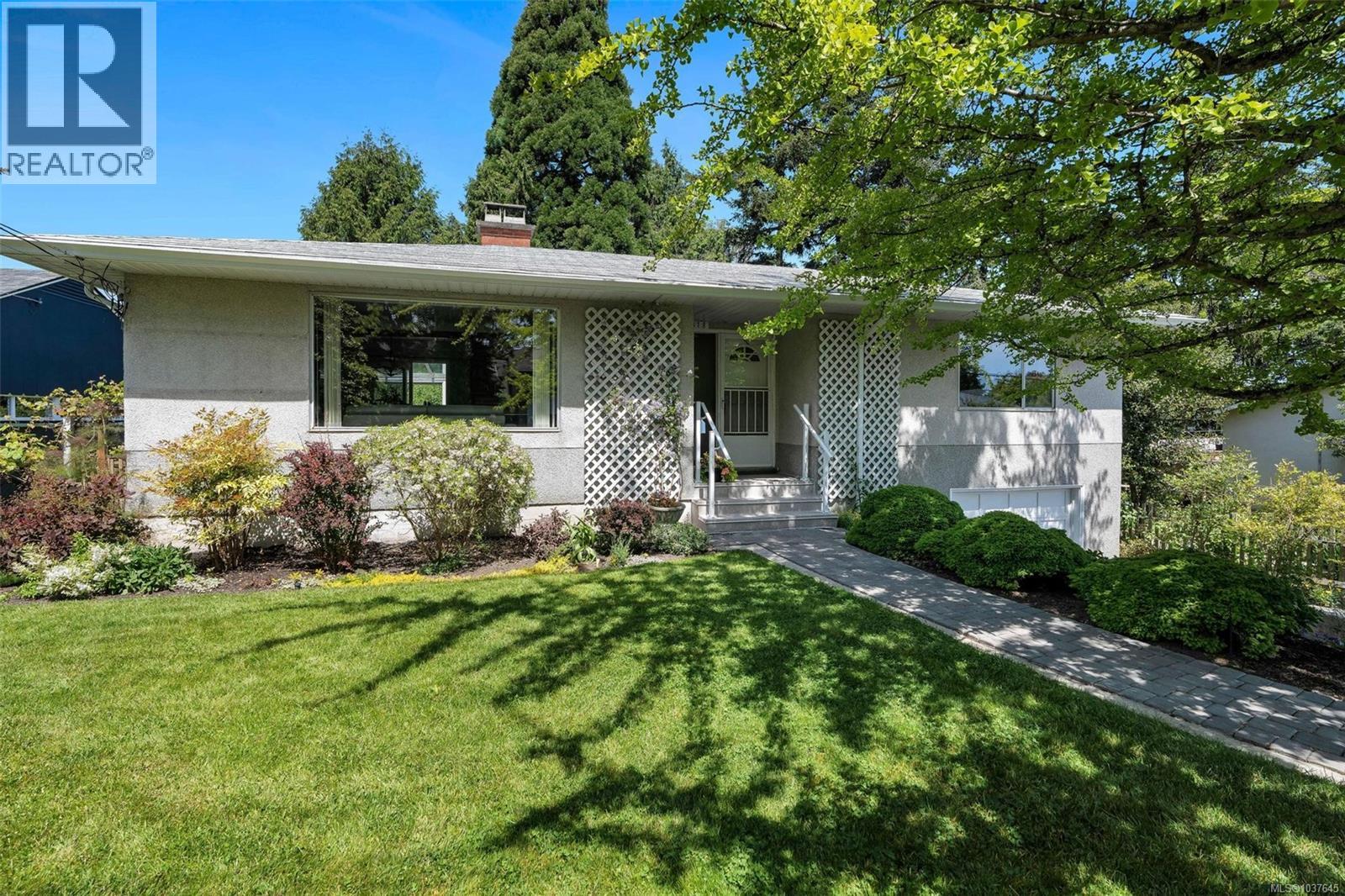  1318 Moorgreen Place, Saanich