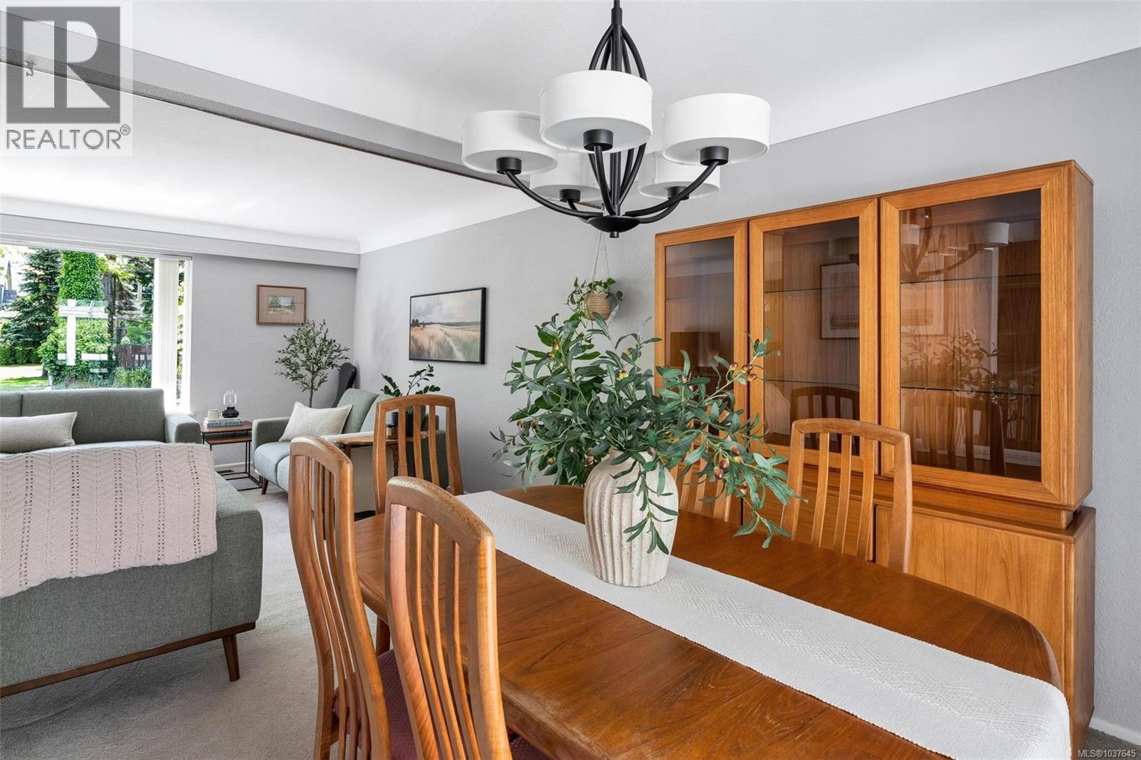  1318 Moorgreen Place, Saanich