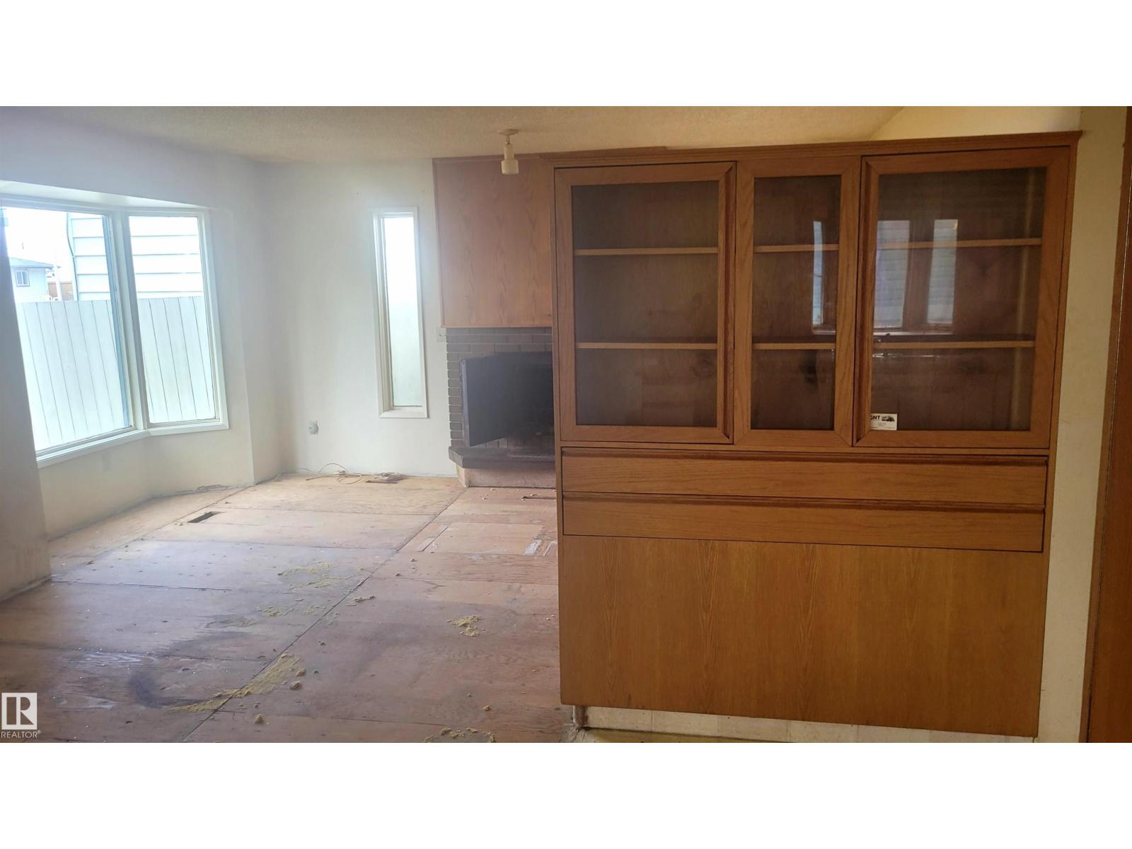 9921 162 ST NW - 5
