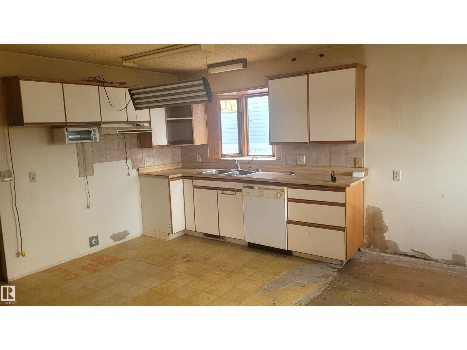 9921 162 ST NW - 8