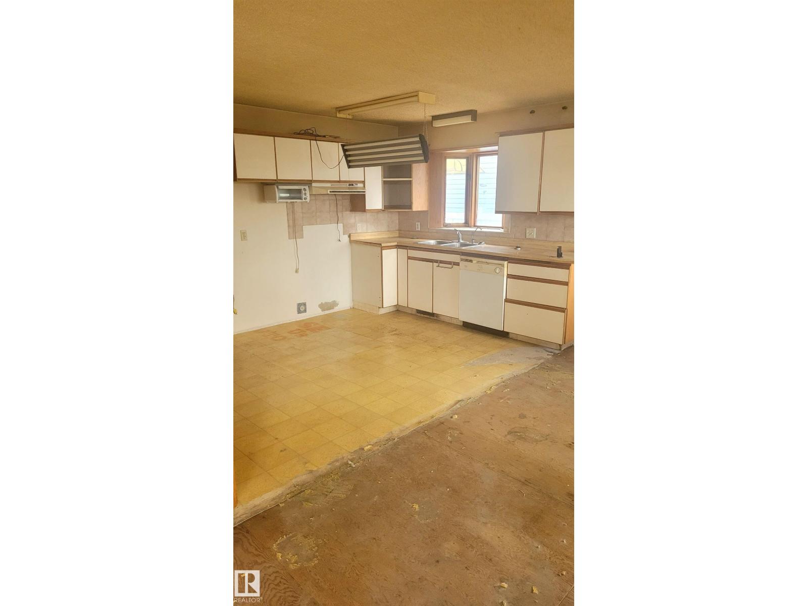 9921 162 ST NW - 9
