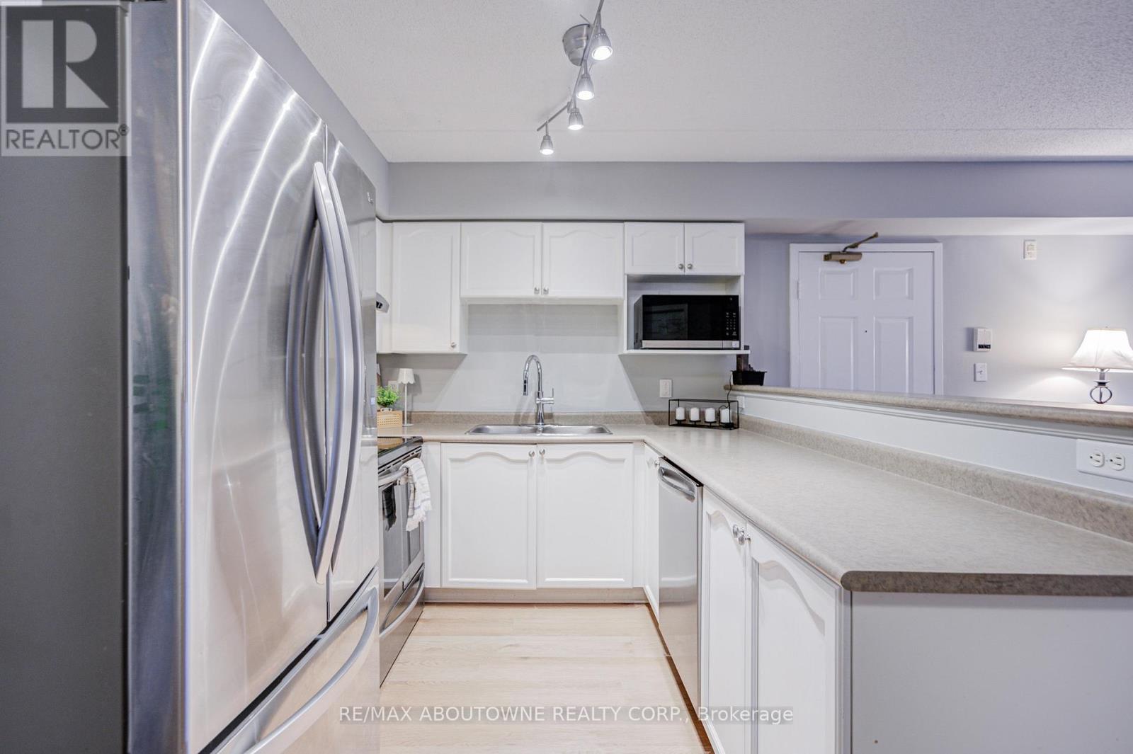 #104 1470 BISHOPS GATE - 10