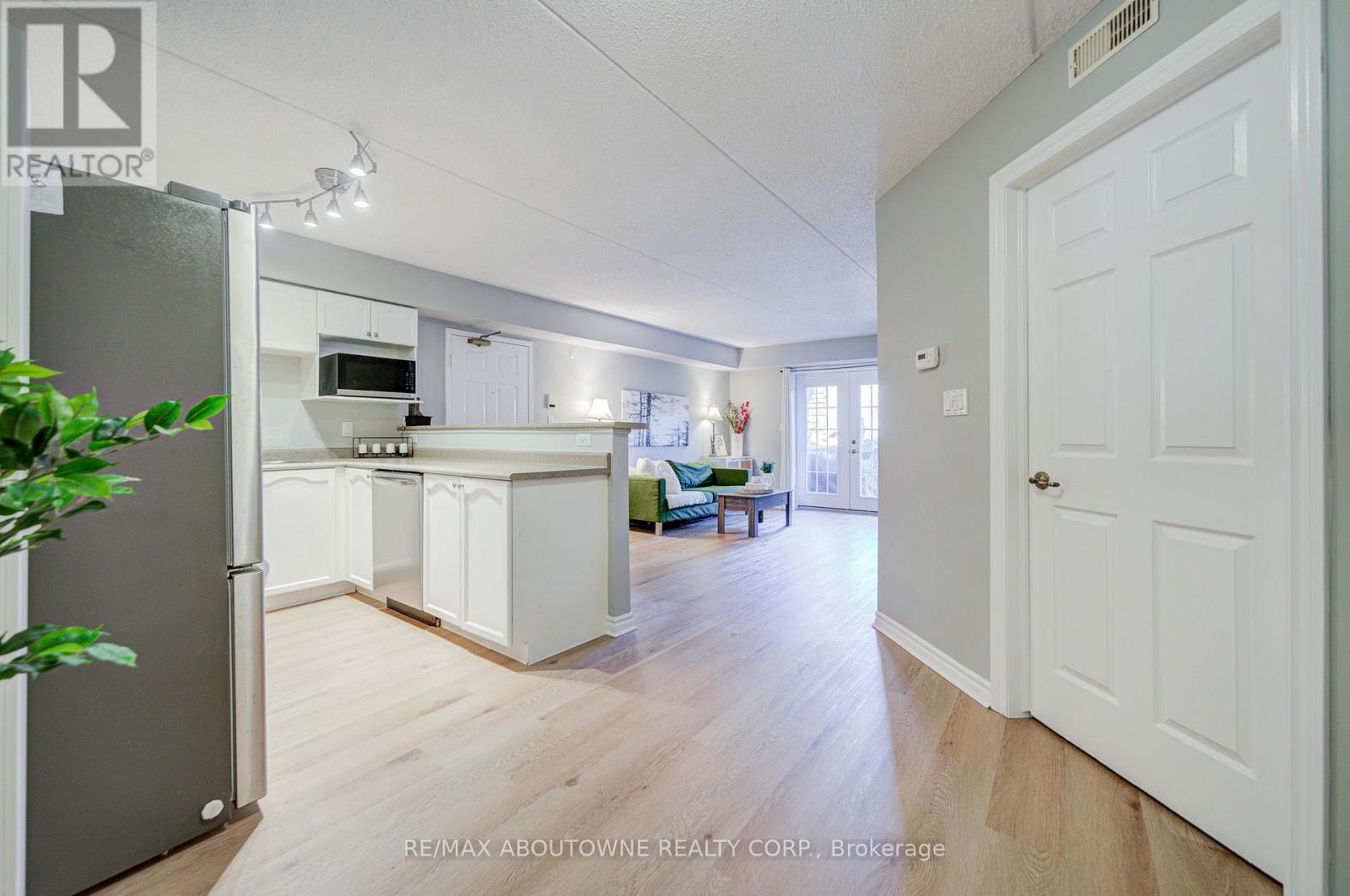 #104 1470 BISHOPS GATE - 13