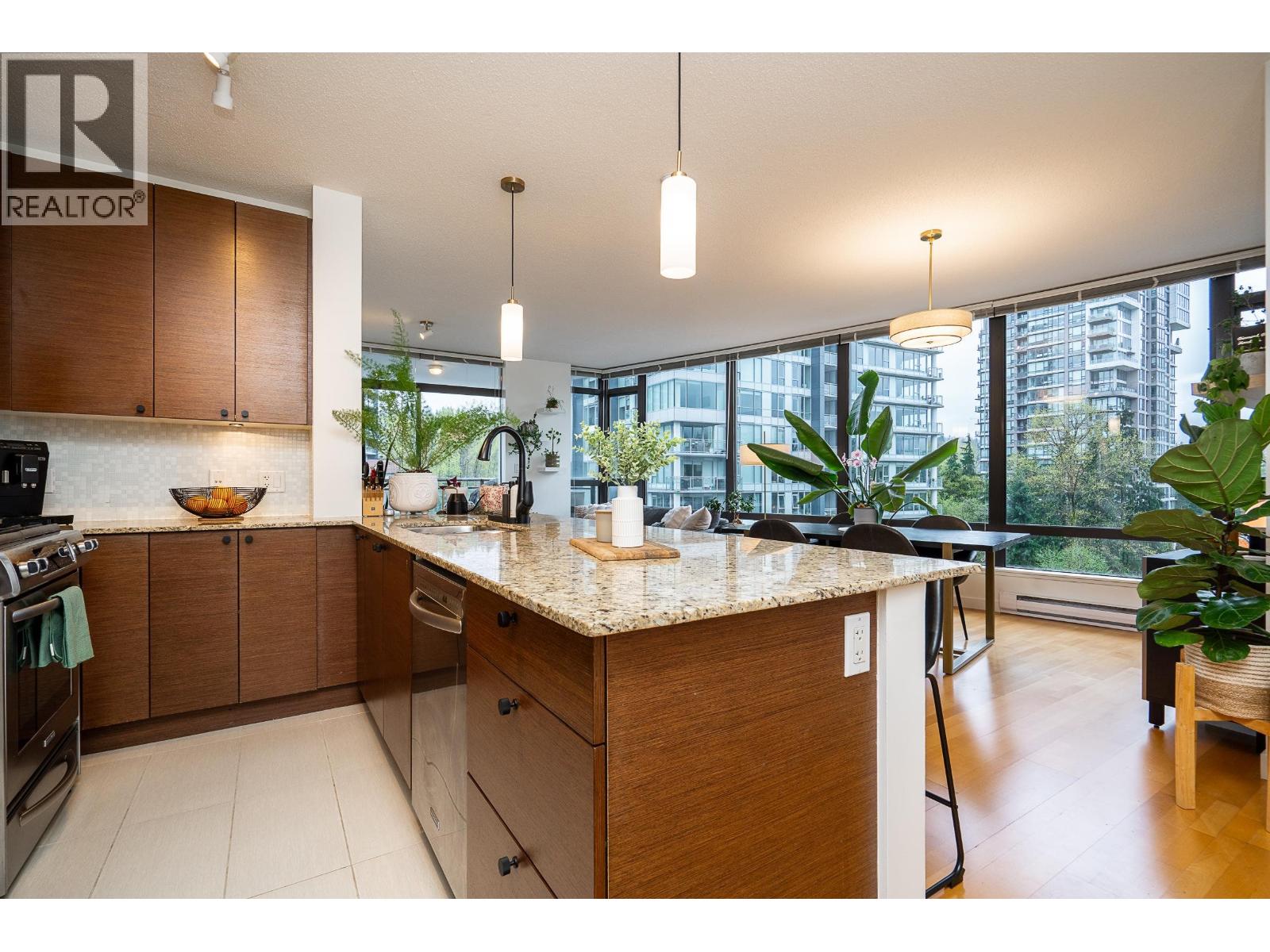 504 400 CAPILANO Road - main photo