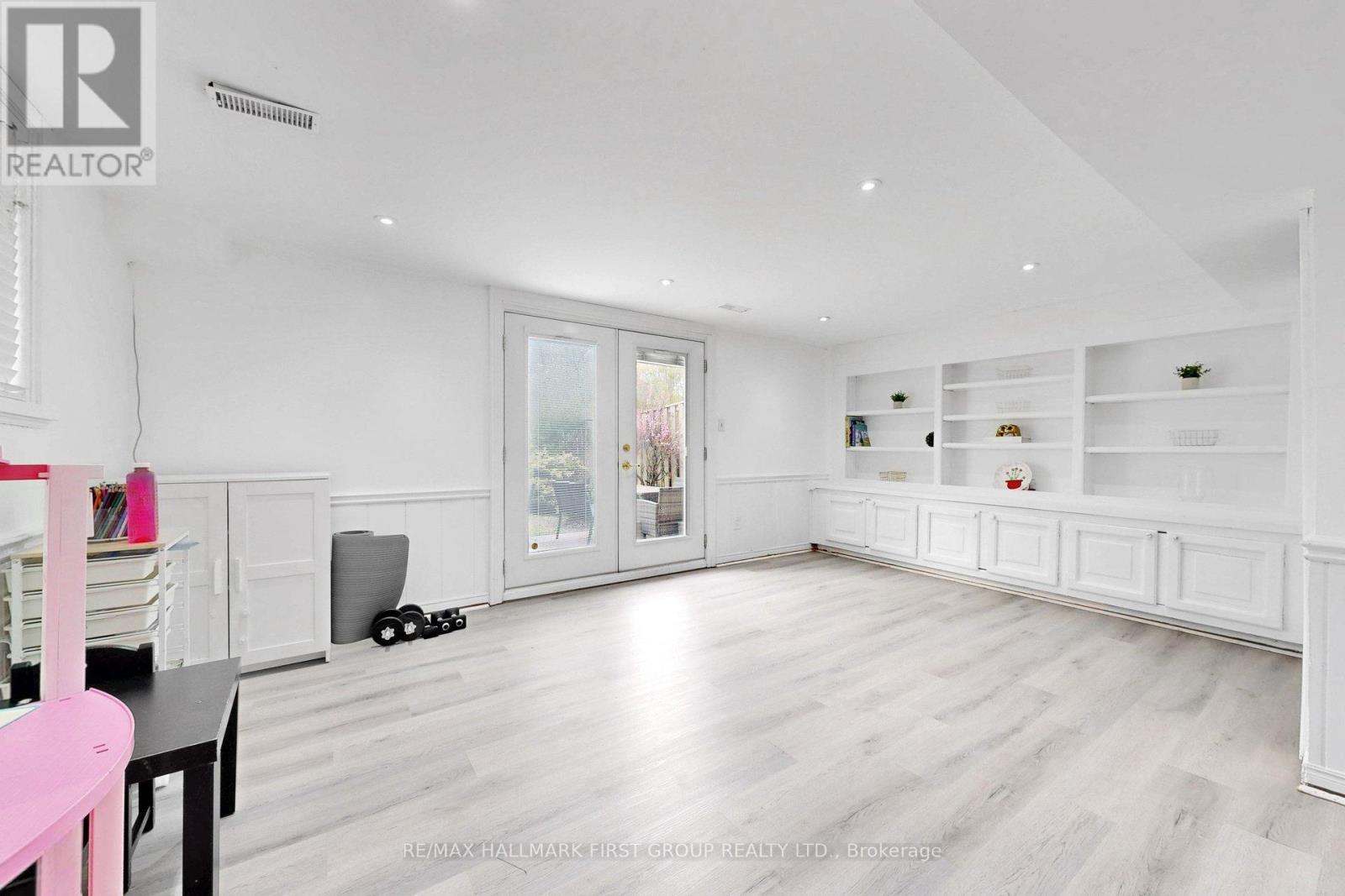 504 CAMELOT DRIVE - 31