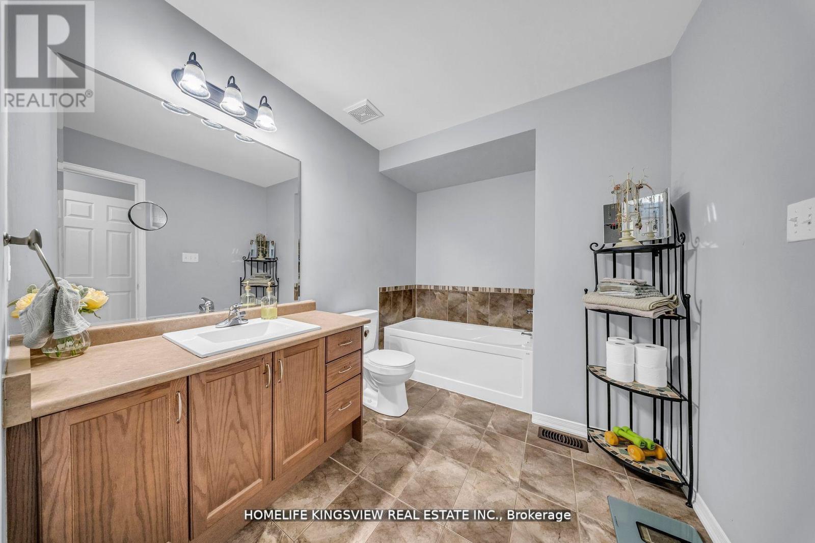 241 CANADA DRIVE - 21