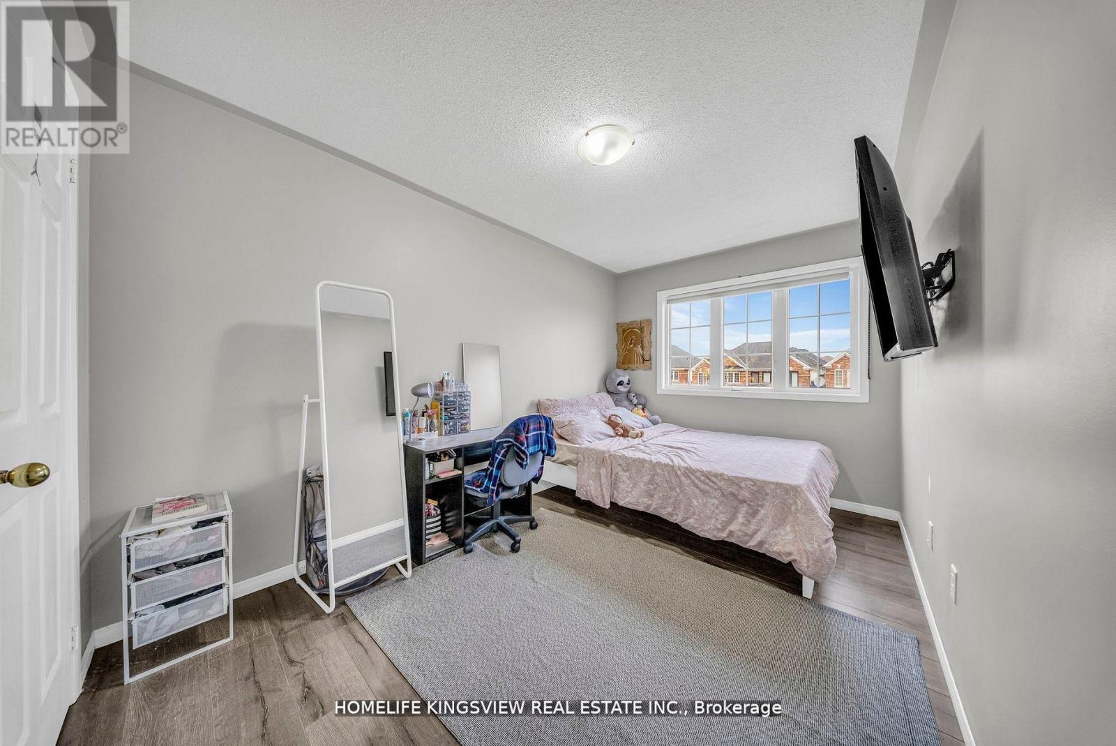 241 CANADA DRIVE - 24