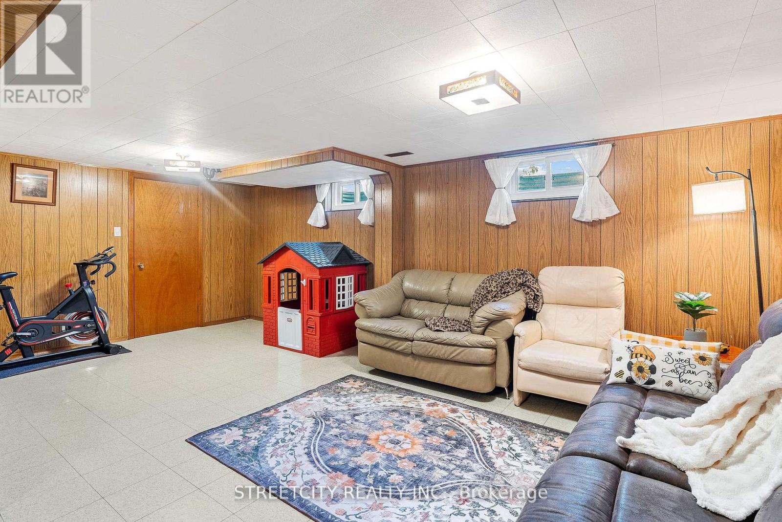 306 BURLINGTON CRESCENT - 32
