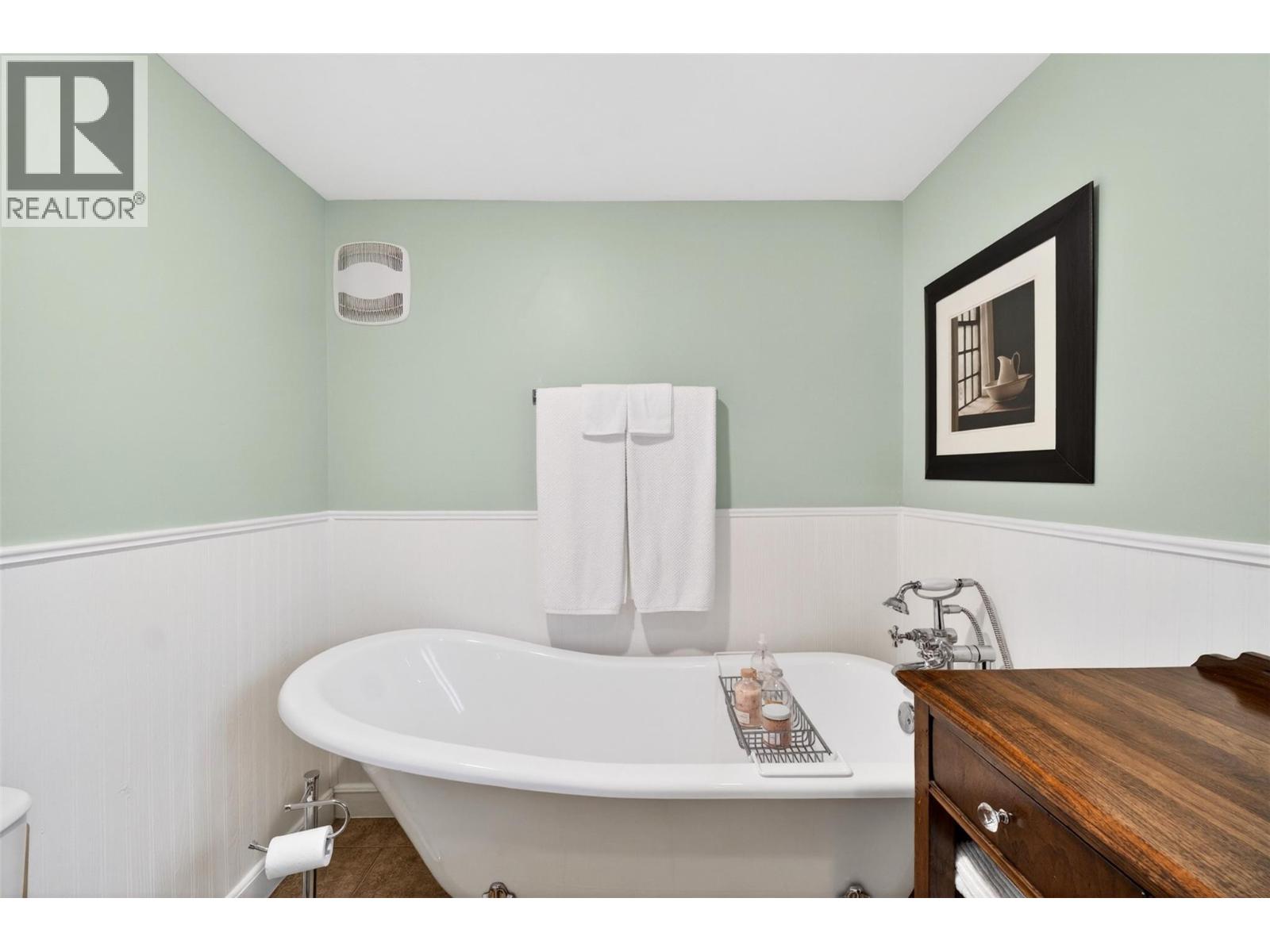  230 Shuswap Street Southeast, Salmon Arm