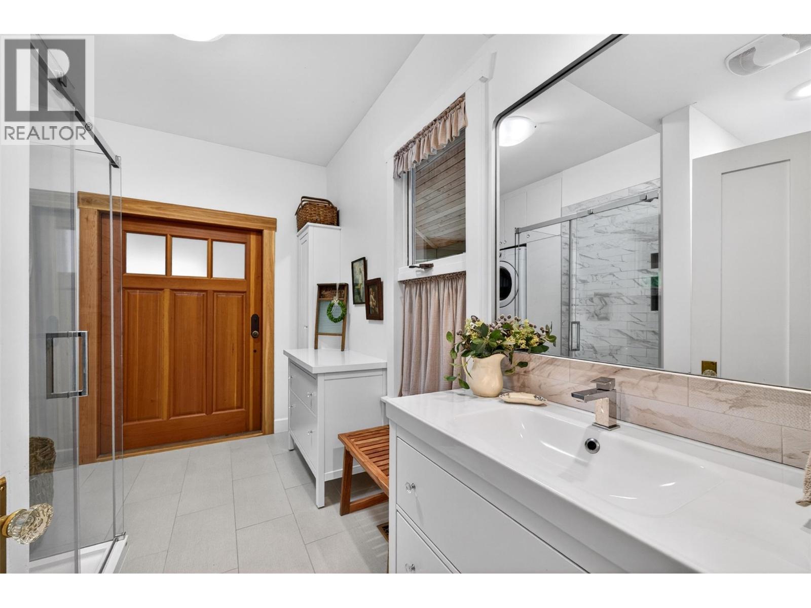  230 Shuswap Street Southeast, Salmon Arm