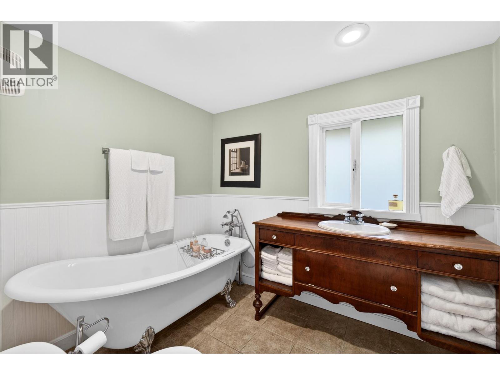  230 Shuswap Street Southeast, Salmon Arm
