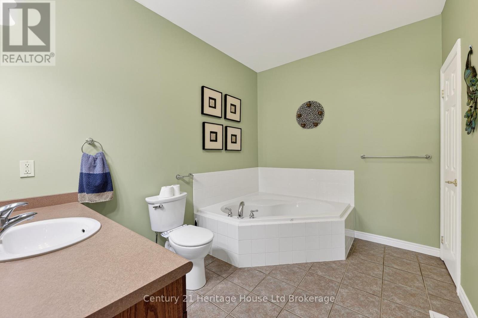 #13 450 LAKEVIEW DRIVE - Image 18