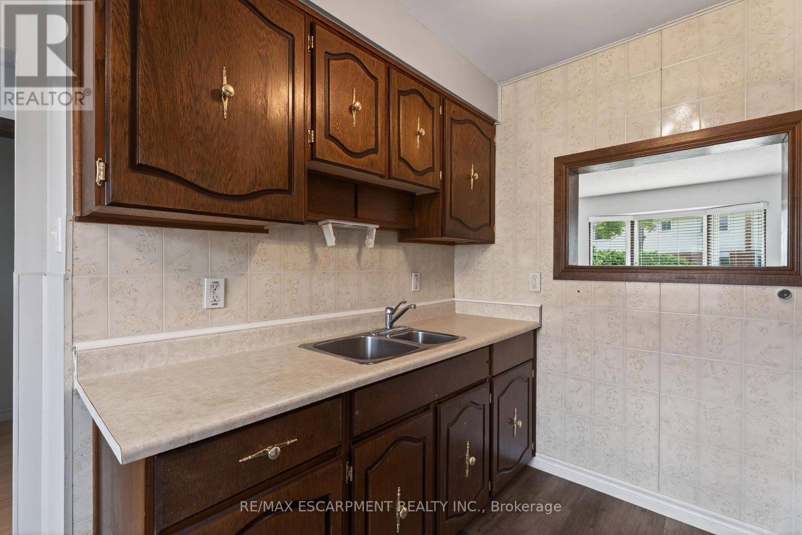 #31 2700 BARTON STREET E - 12