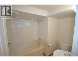 Kitchen - 450-452 Craigflower Rd, Victoria, BC V9A2V8 Photo 11