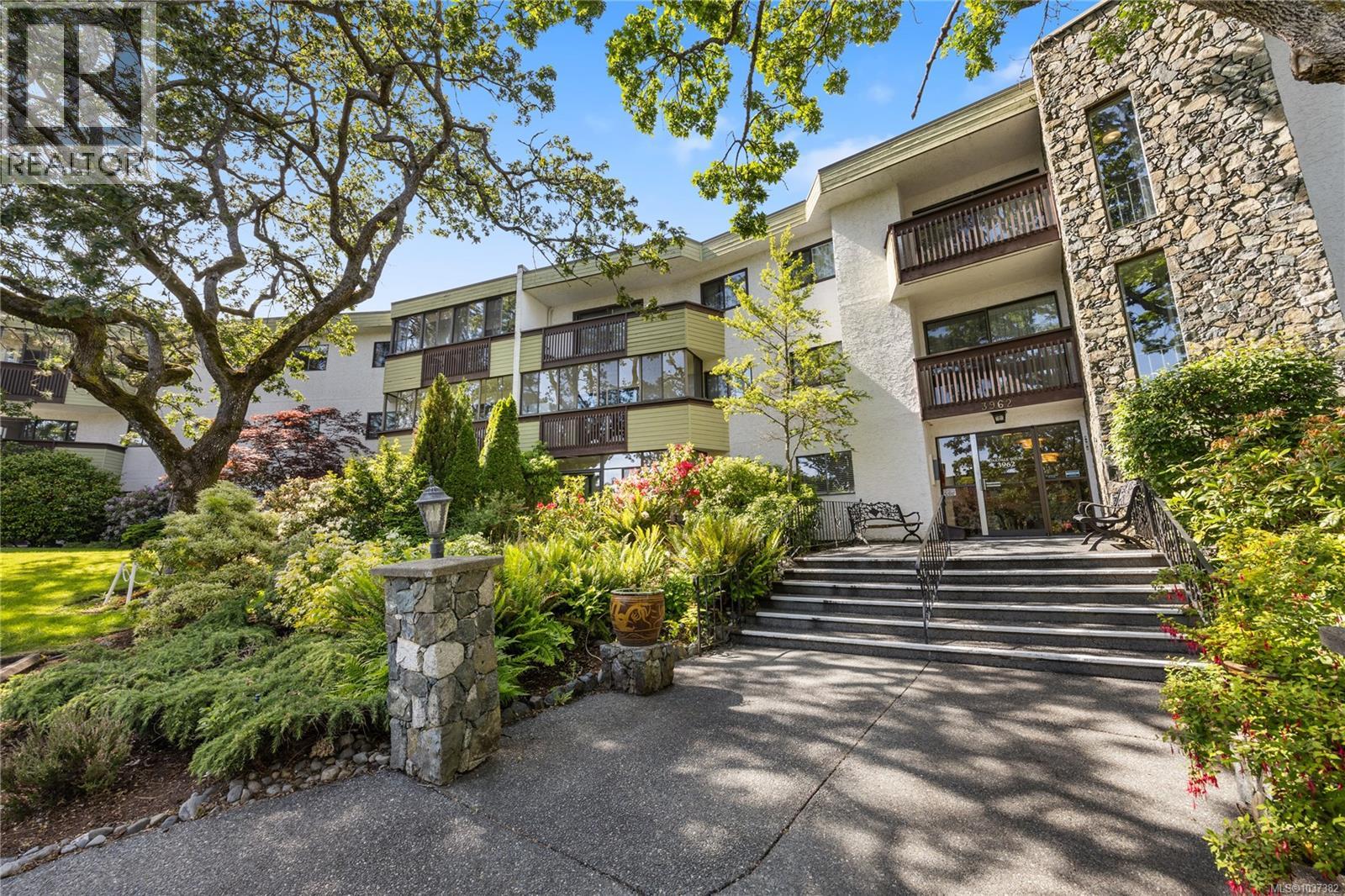 210 3962 Cedar Hill Rd, Saanich