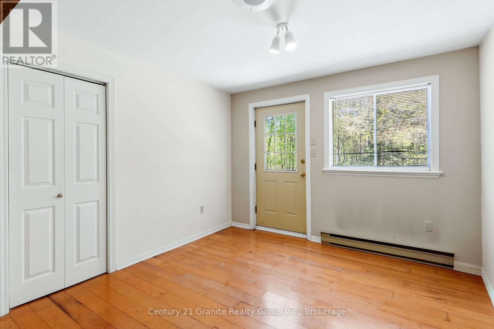 117 RIVERSIDE DRIVE E - Image 32