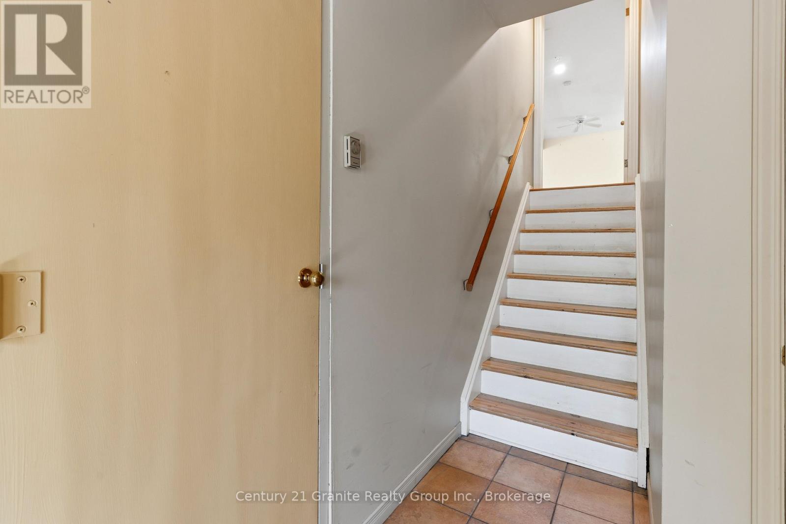 117 RIVERSIDE DRIVE E - Image 34