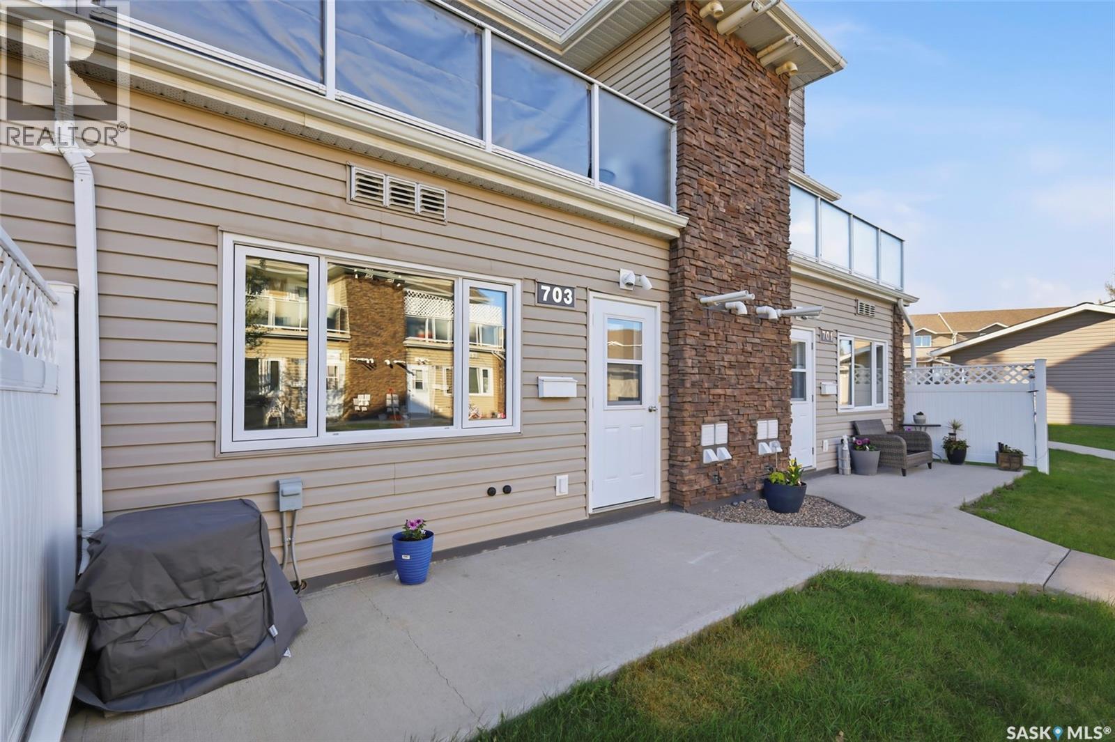 #703 1022 Hampton CIRCLE - Image 3