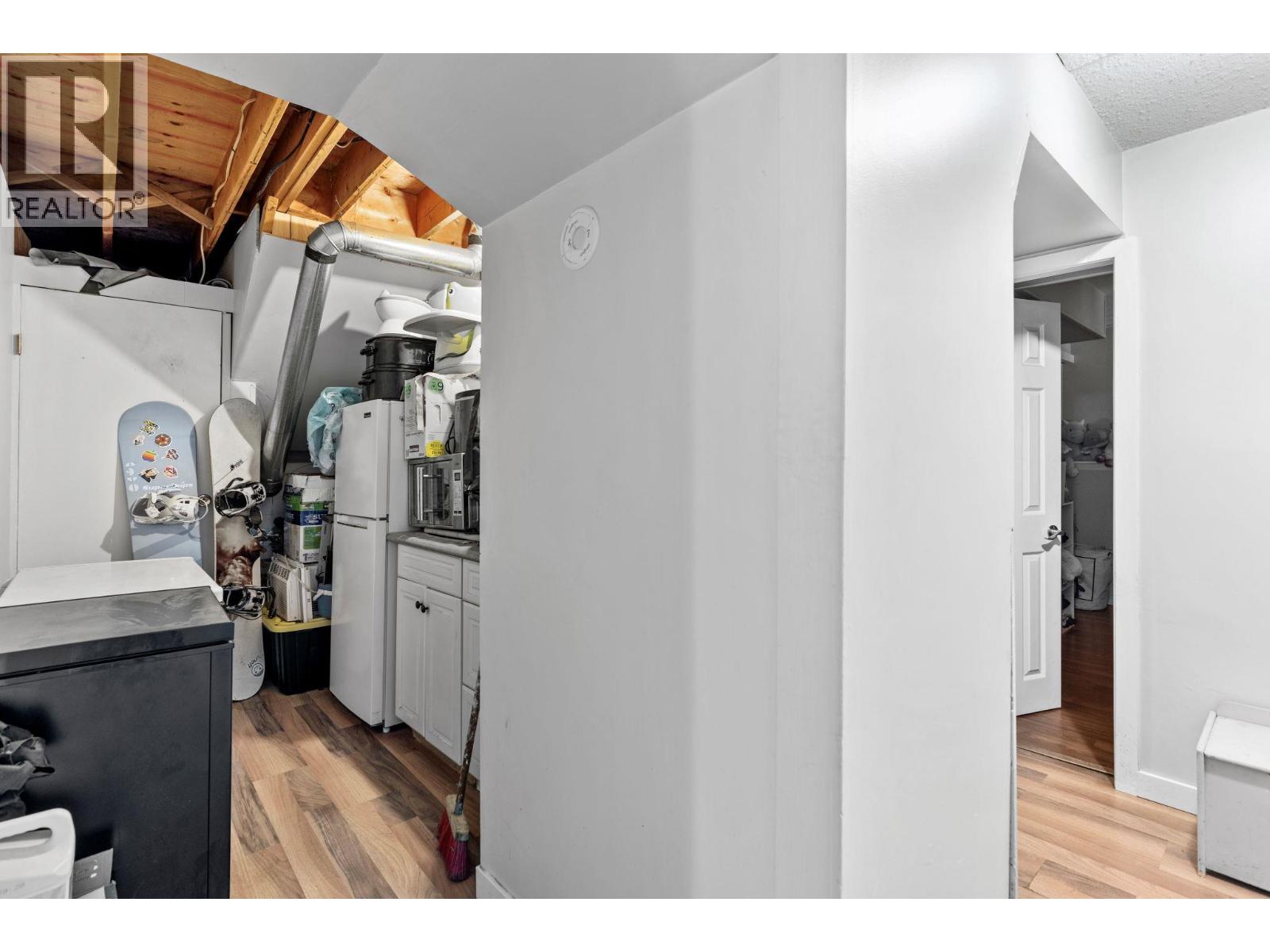 4686 SPRUCE Crescent - 24
