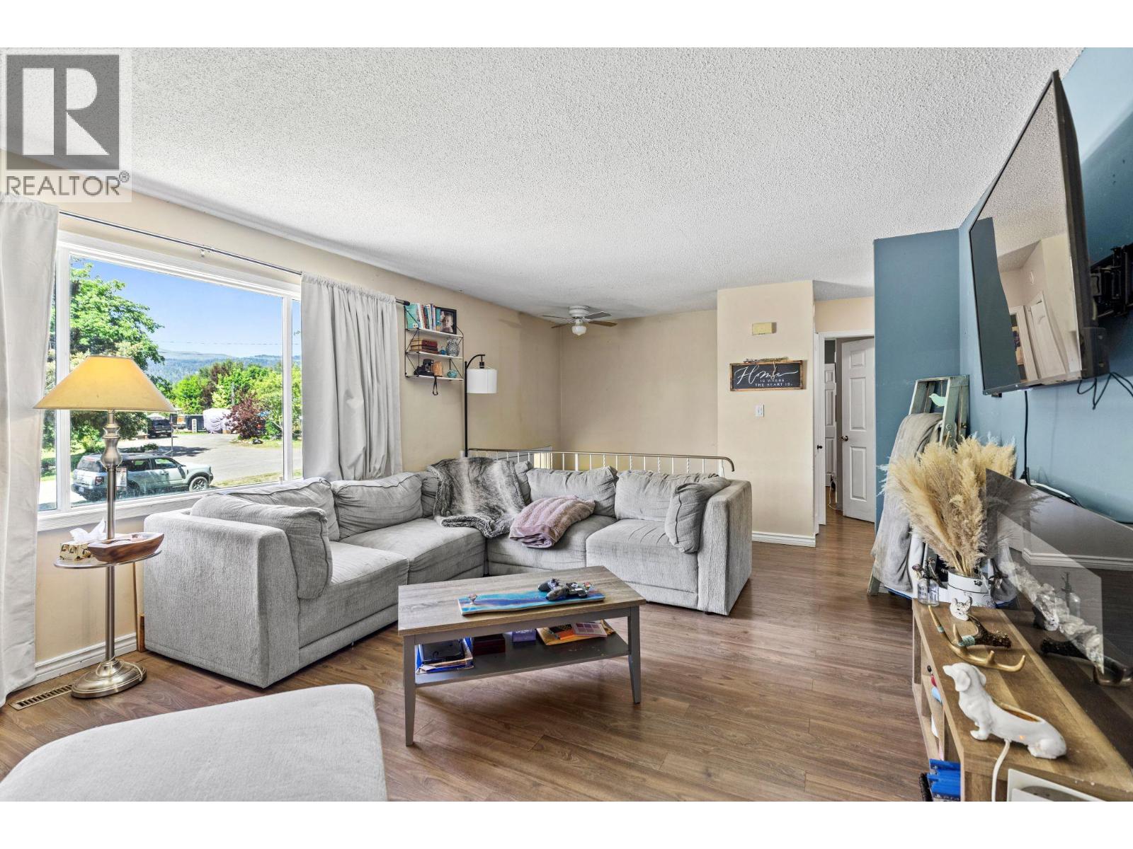 4686 SPRUCE Crescent - 11