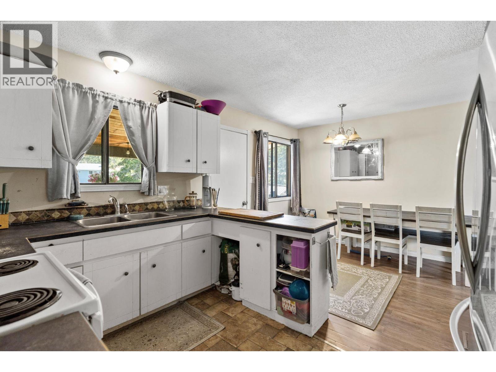 4686 SPRUCE Crescent - 17