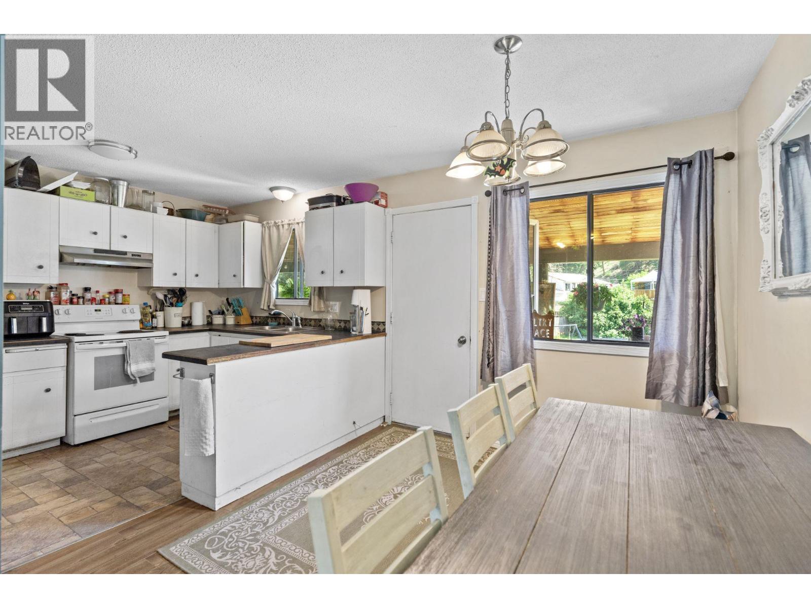 4686 SPRUCE Crescent - 13