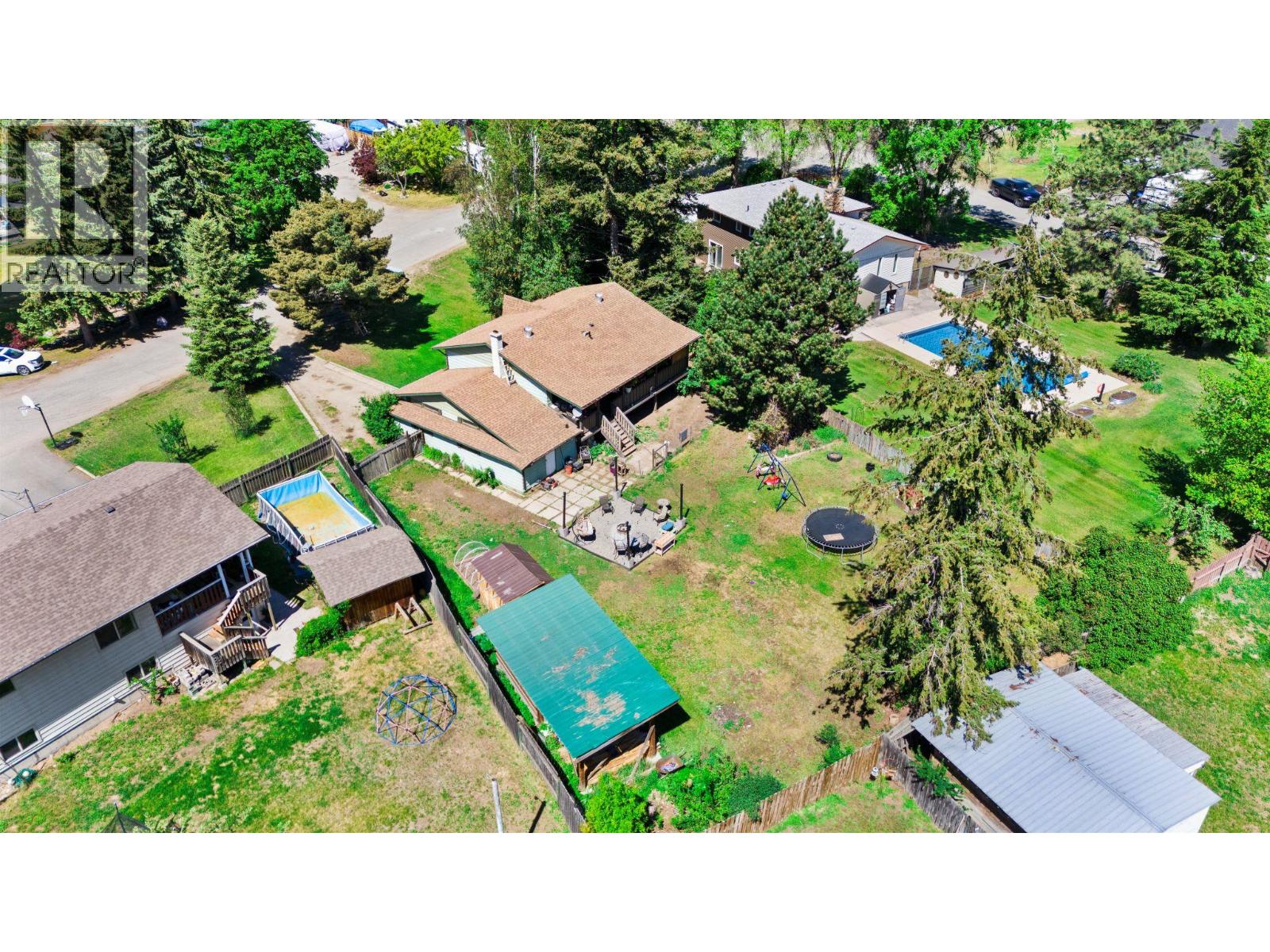 4686 SPRUCE Crescent - 4