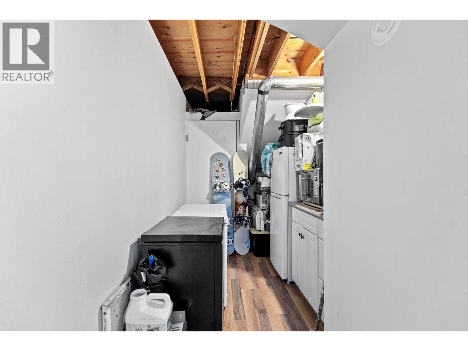 4686 SPRUCE Crescent - 23