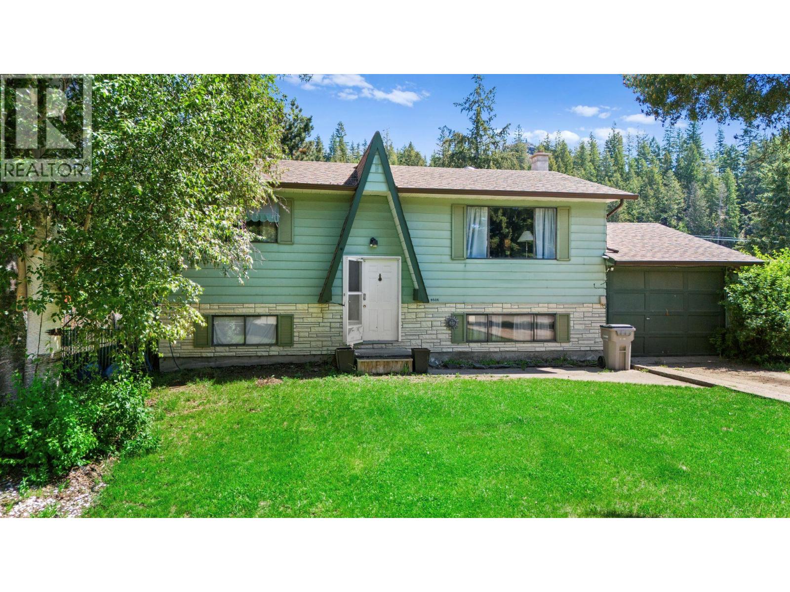 4686 SPRUCE Crescent - 1