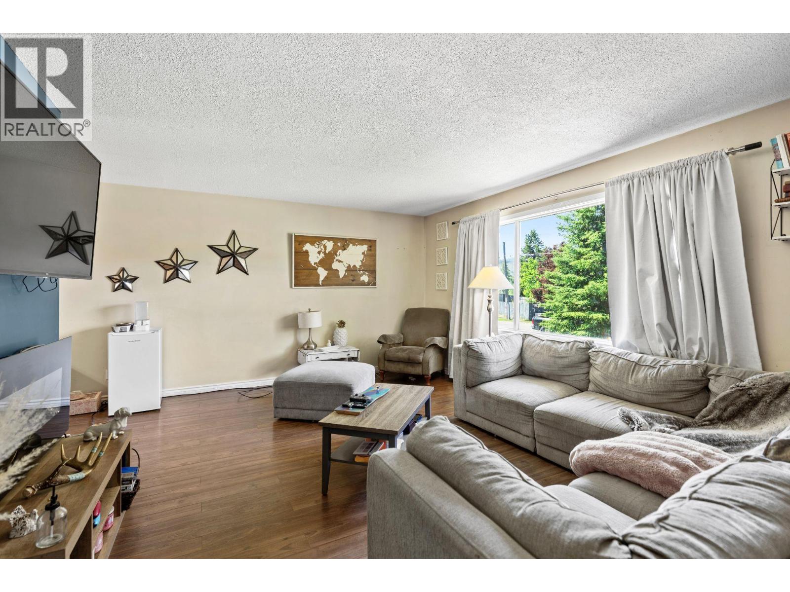 4686 SPRUCE Crescent - 10