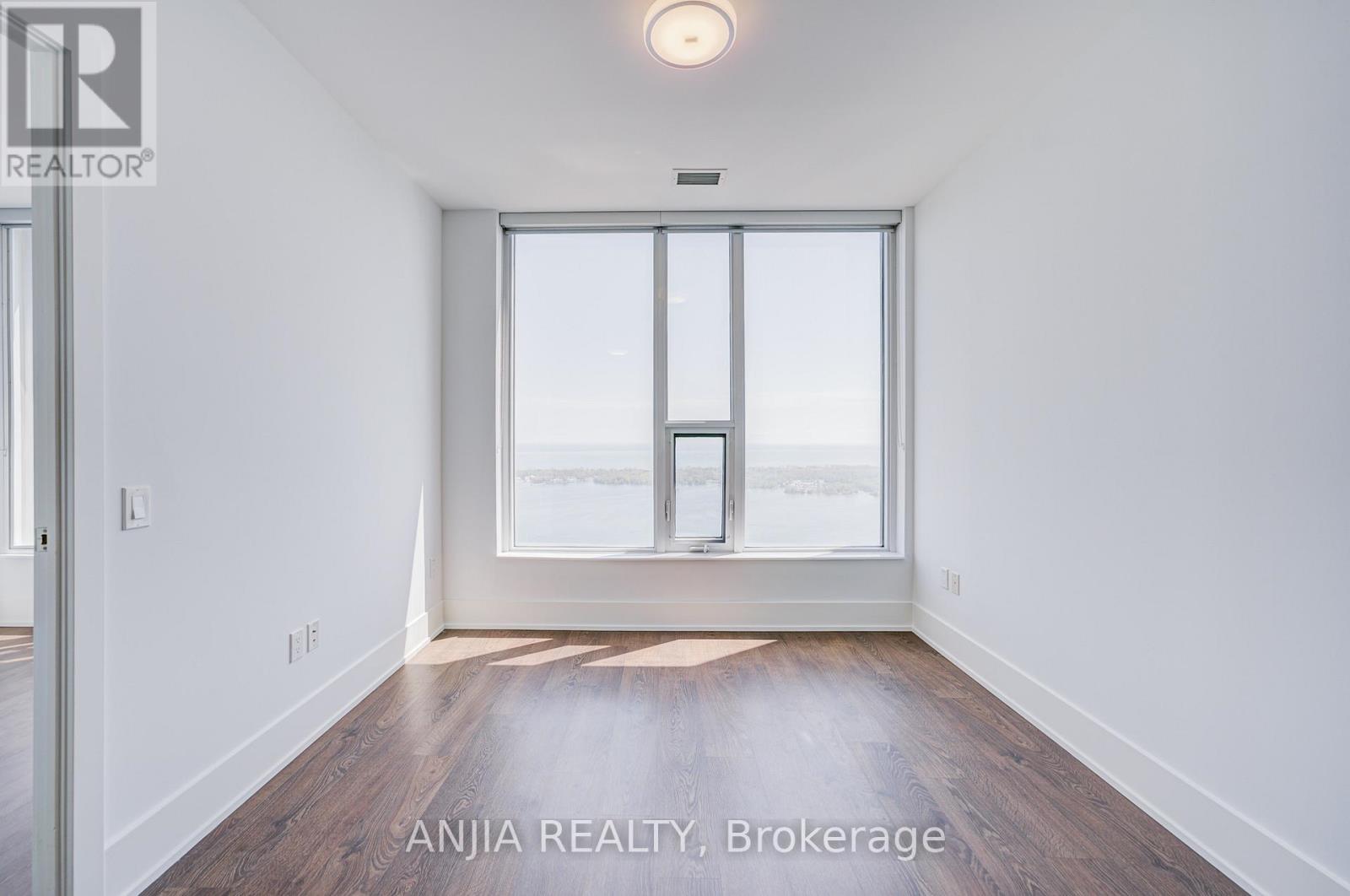 #5608 10 YORK STREET - 24