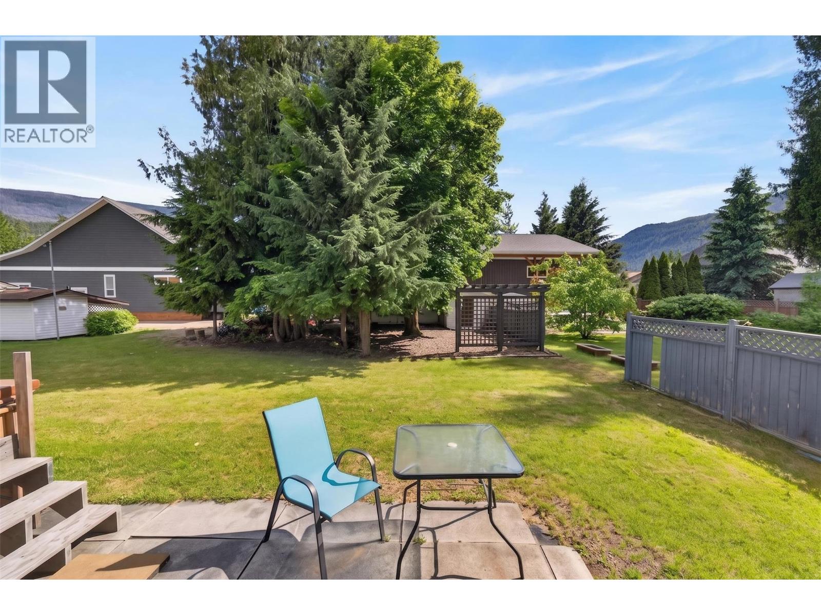 313 Hemlock Crescent North, Sicamous