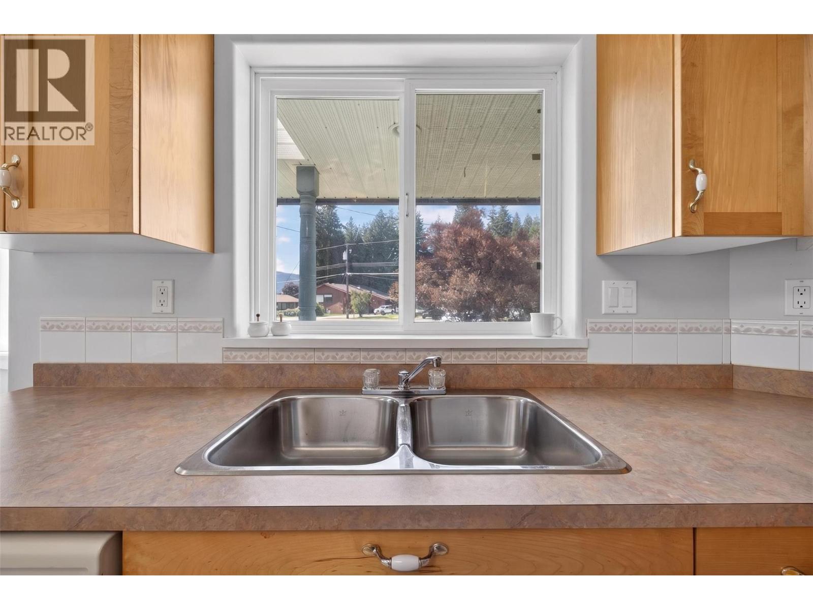  313 Hemlock Crescent North, Sicamous