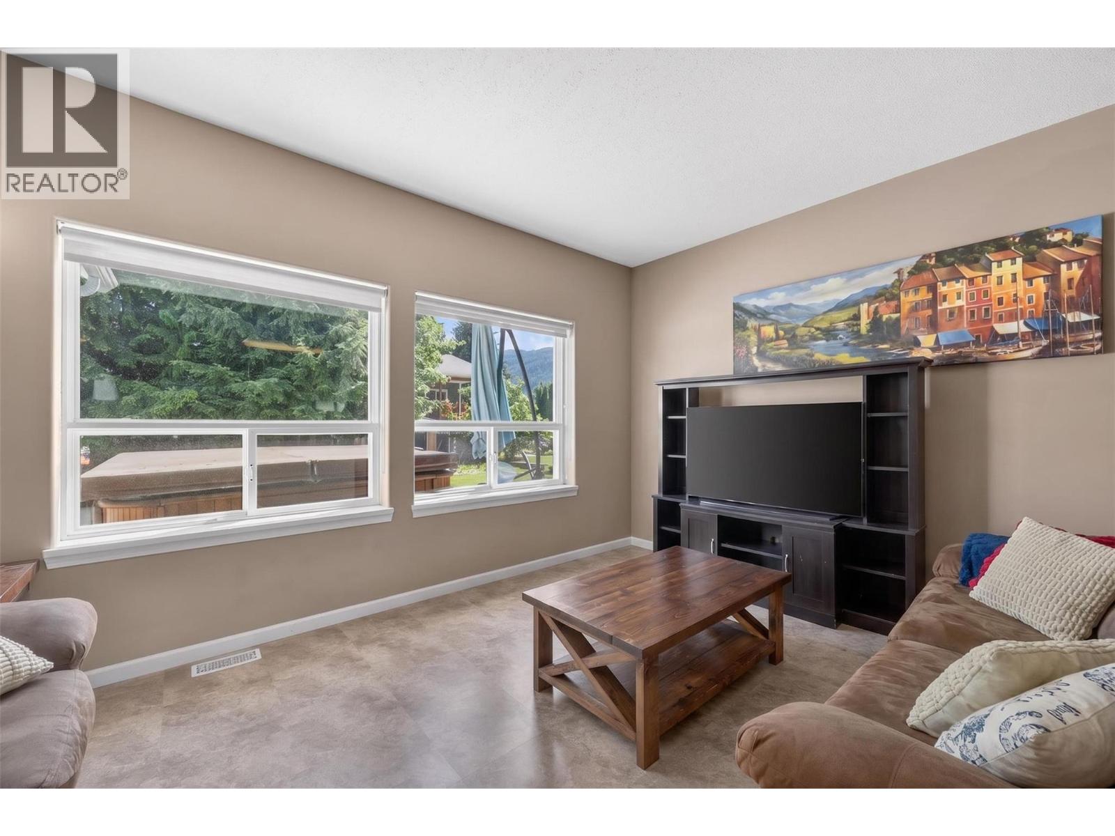  313 Hemlock Crescent North, Sicamous