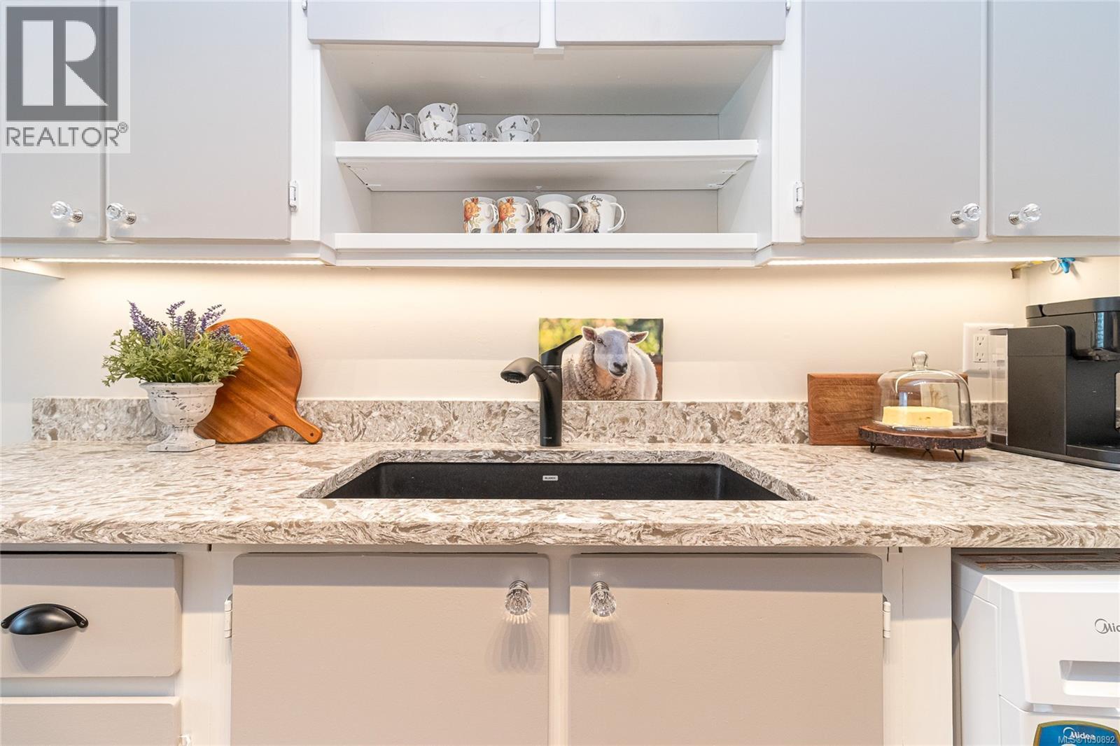 101 2427 Amherst Avenue, Sidney
